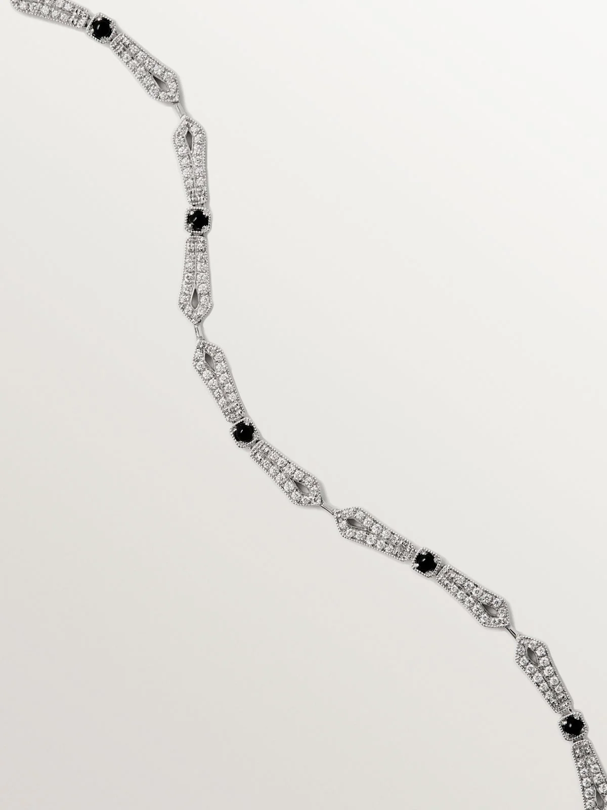 Colgante de oro blanco 18K con ónix negro y diamantes en talla brillante - Image 5