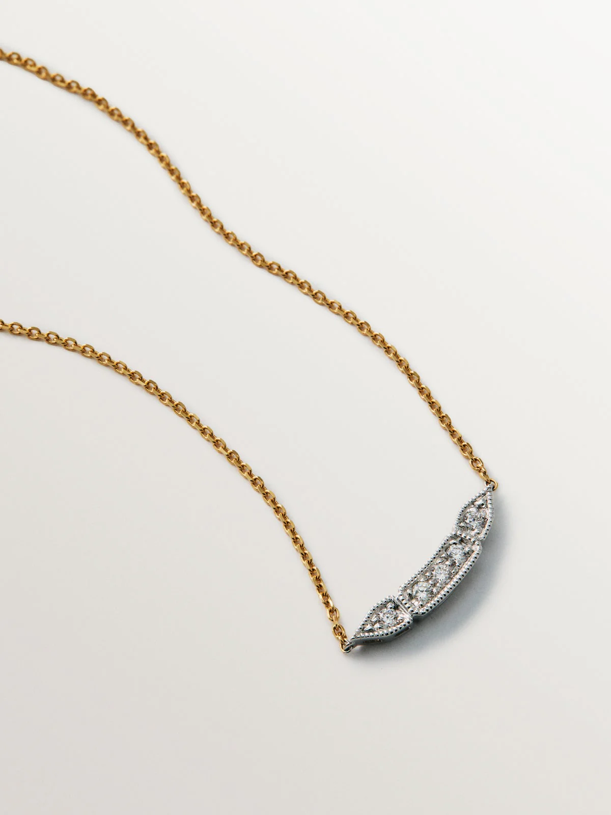 Colgante de oro blanco y amarillo de 18K con pavé de diamantes en talla brillante - Image 3