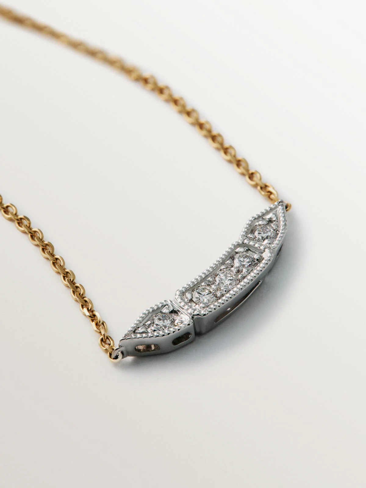 Colgante de oro blanco y amarillo de 18K con pavé de diamantes en talla brillante - Image 5