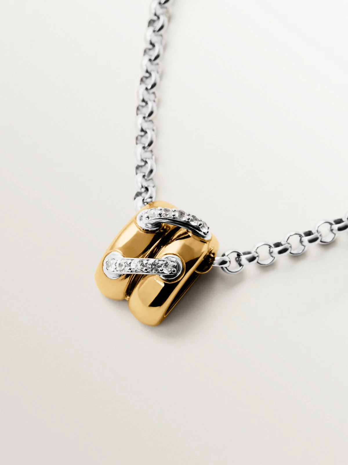 Colgante trenzado de plata 925 bañada en rodio y oro amarillo de 18K con pavé de topacios blancos - Image 3