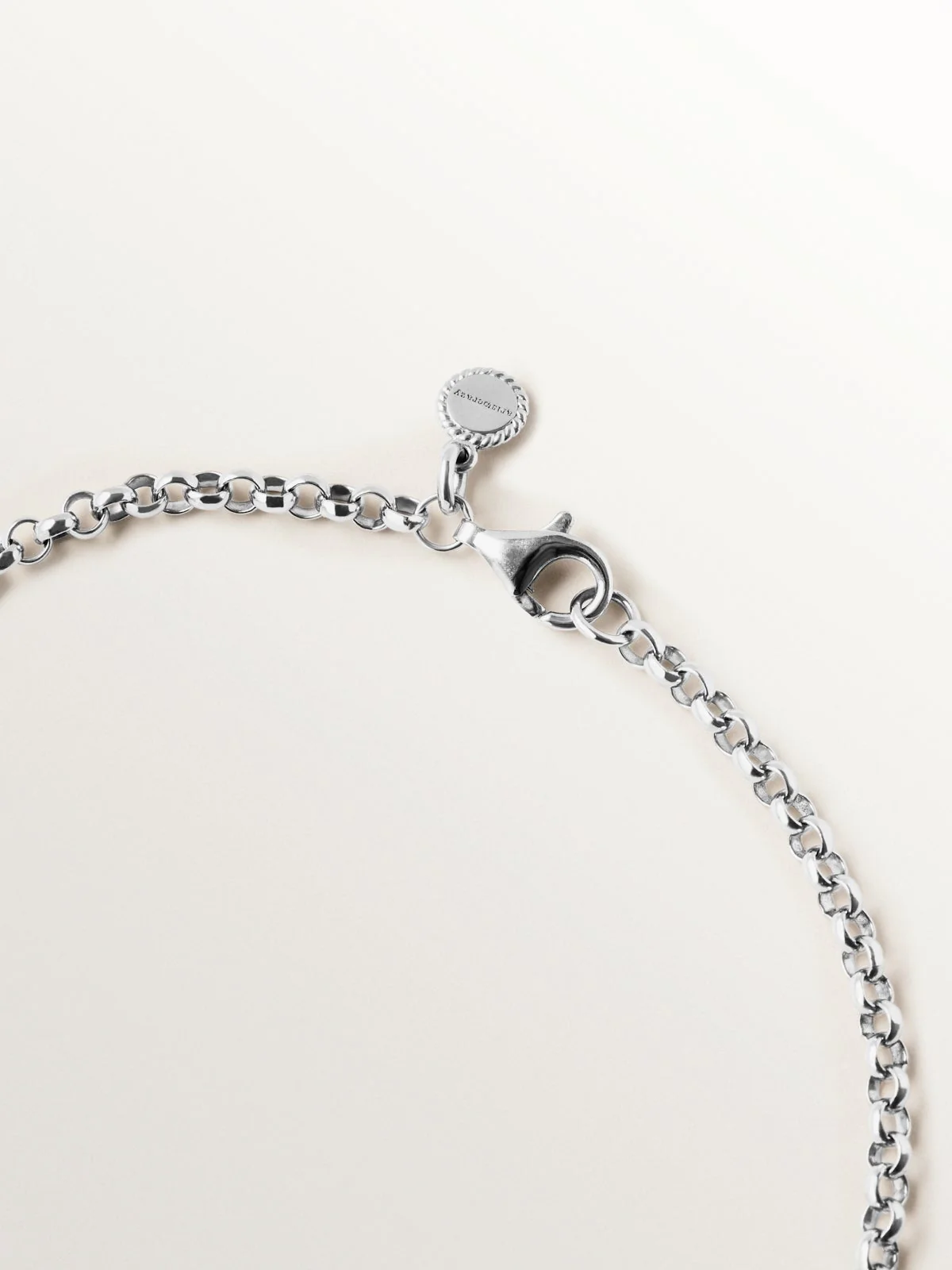 Colgante trenzado de plata 925 bañada en rodio y oro amarillo de 18K con pavé de topacios blancos - Image 7