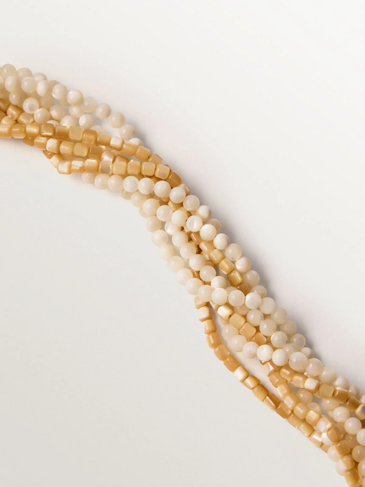 Collar bañado en oro amarillo con bolitas de nácar y forma de concha con cristales - Image 3