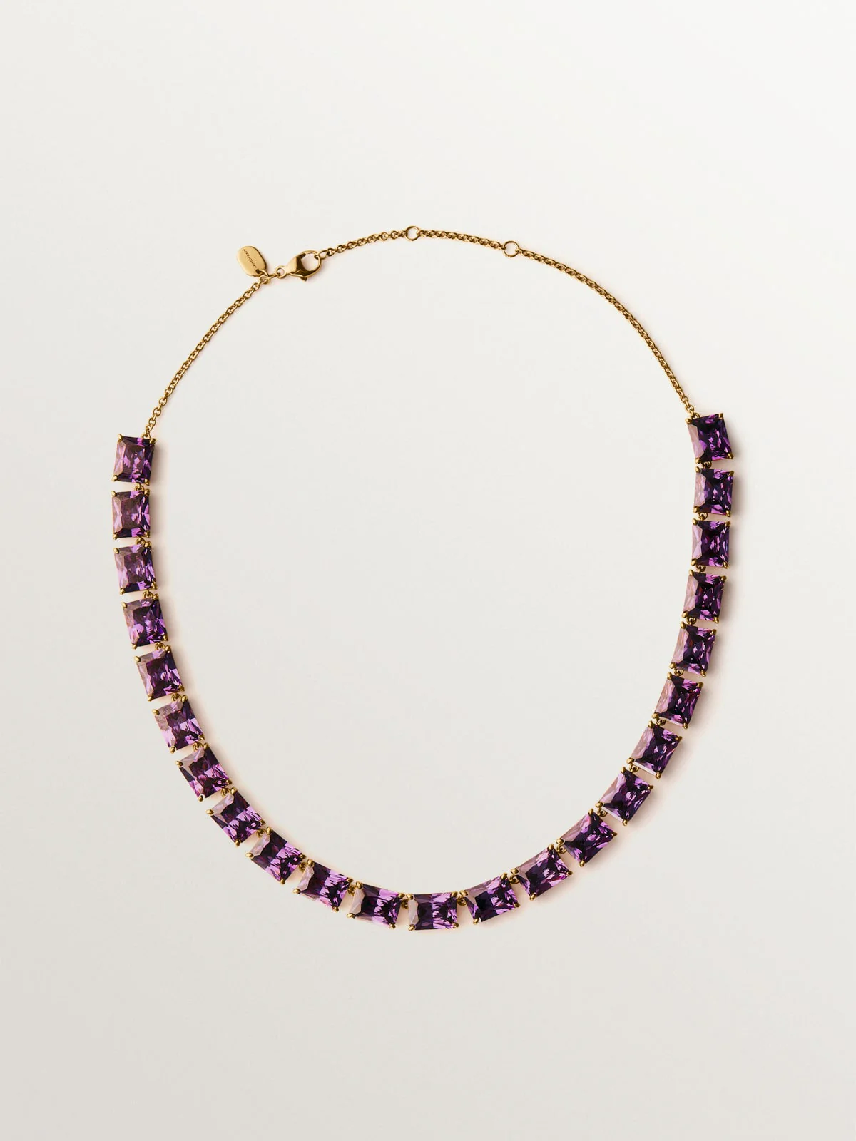 Collar bañado en oro amarillo con cristales morados