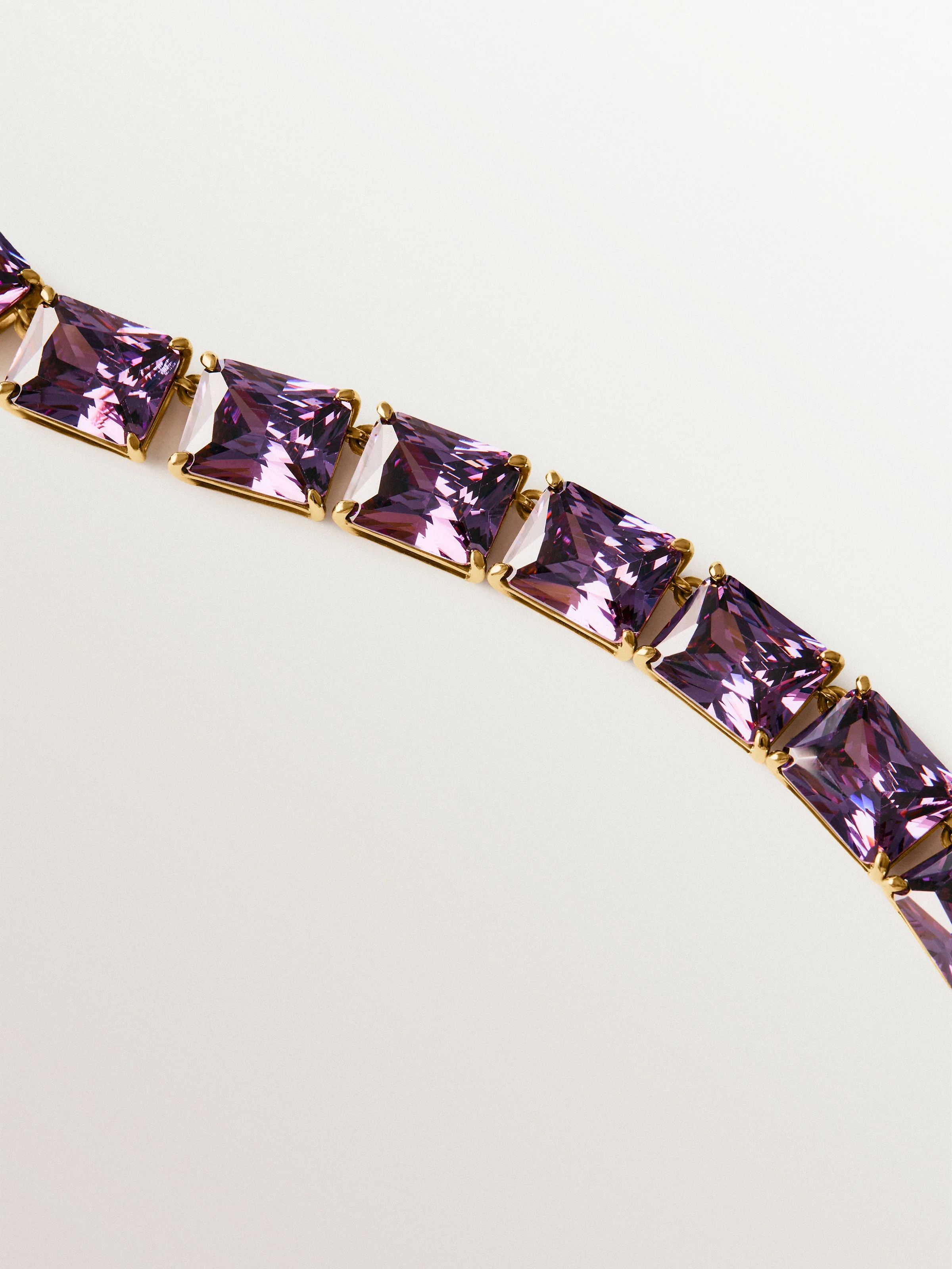 Collar bañado en oro amarillo con cristales morados - Image 3