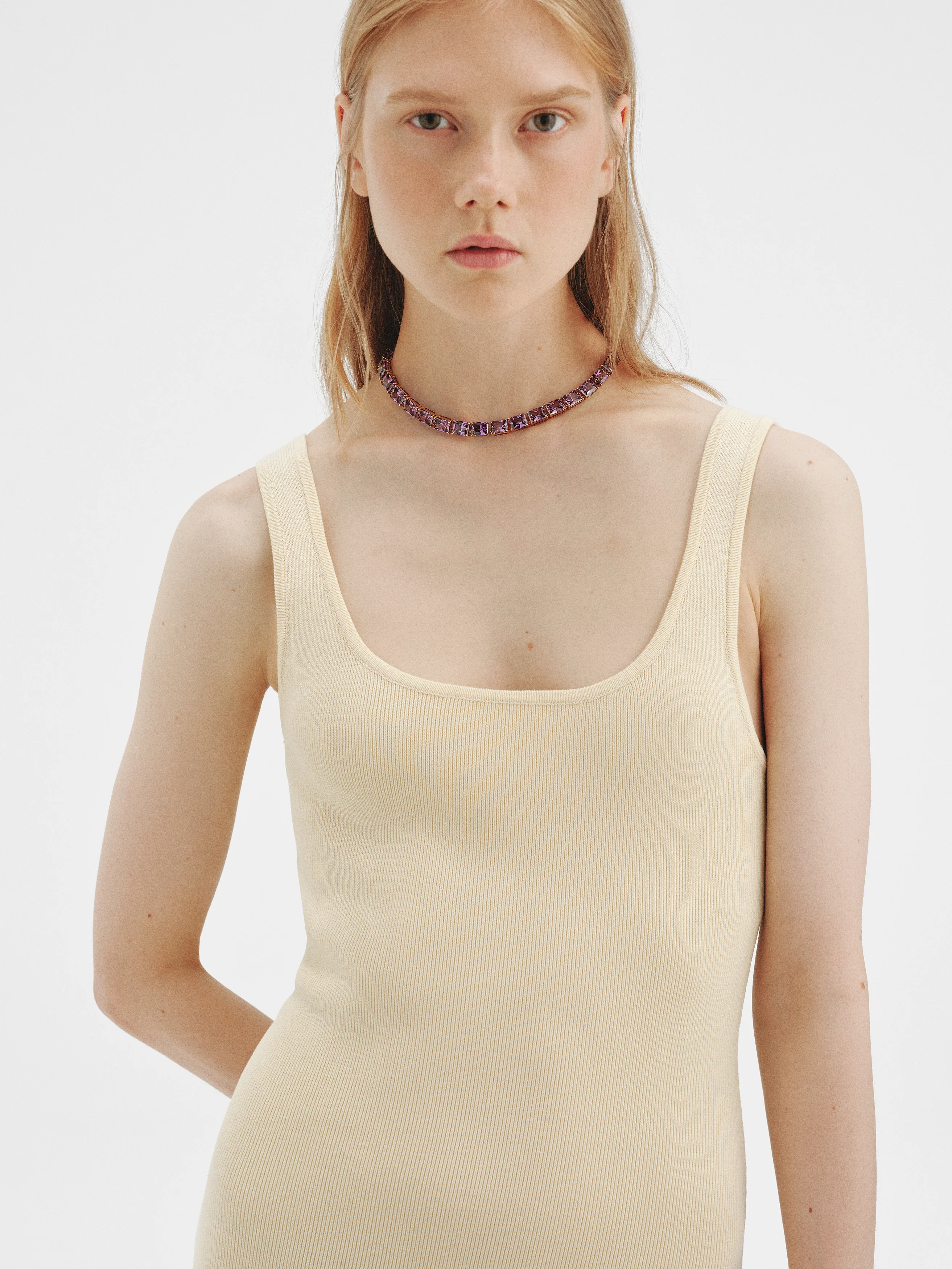 Collar bañado en oro amarillo con cristales morados - Image 4