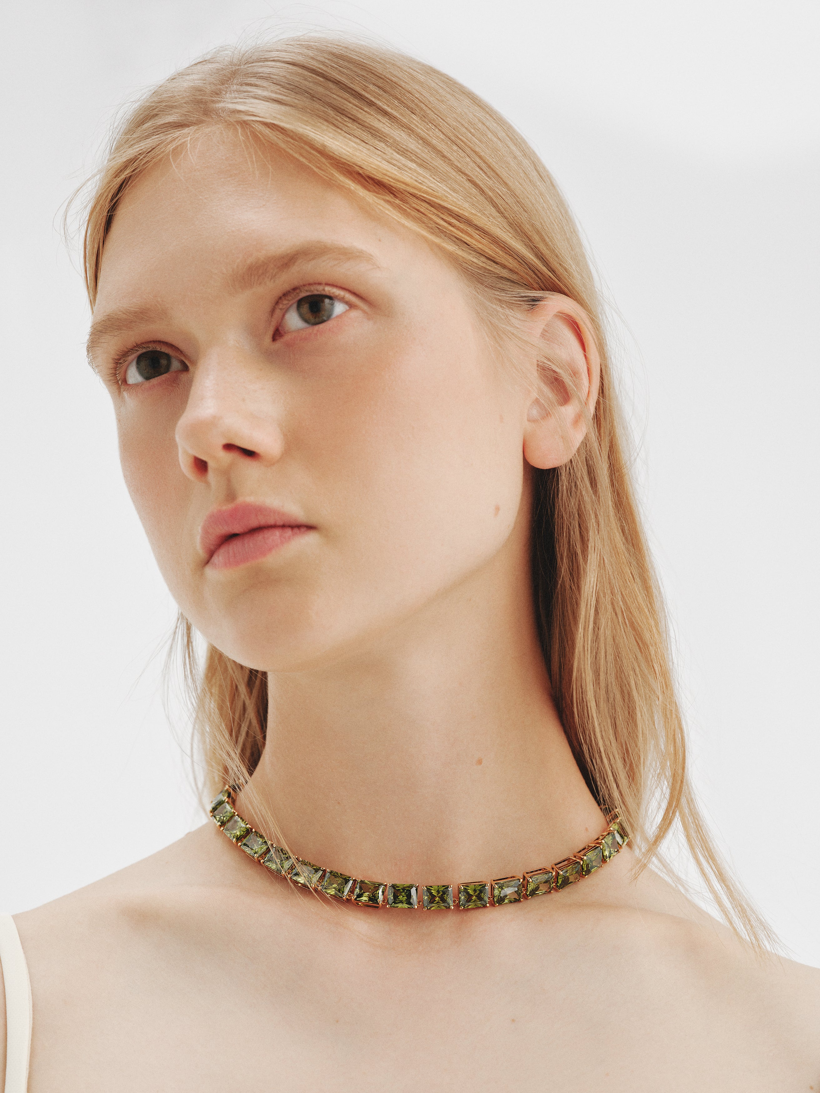 Collar bañado en oro amarillo con cristales verdes - Image 2