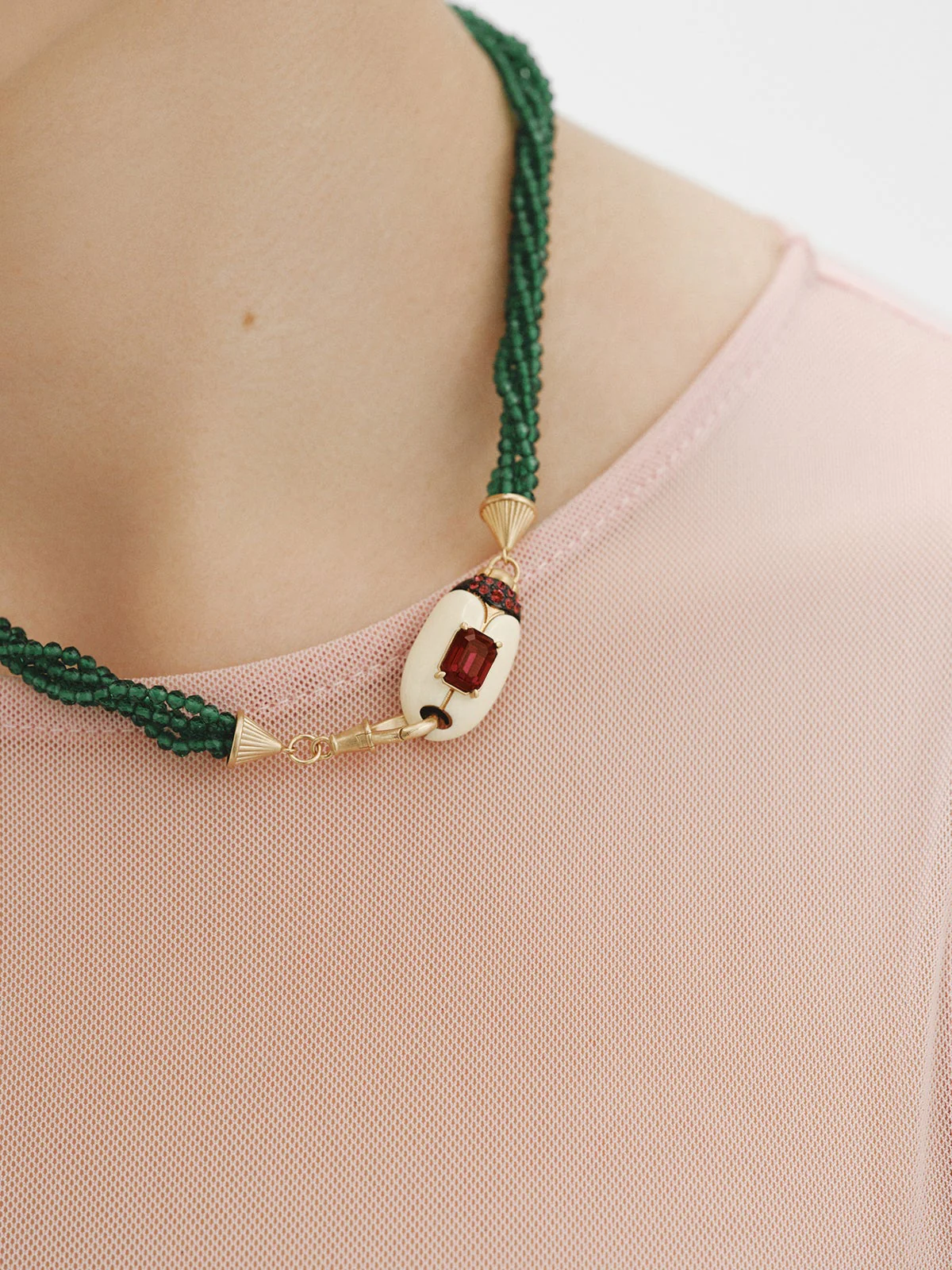 Collar bañado en oro amarillo con cuentas de cristales verdes y forma de escarabajo con cristales rojos - Image 2