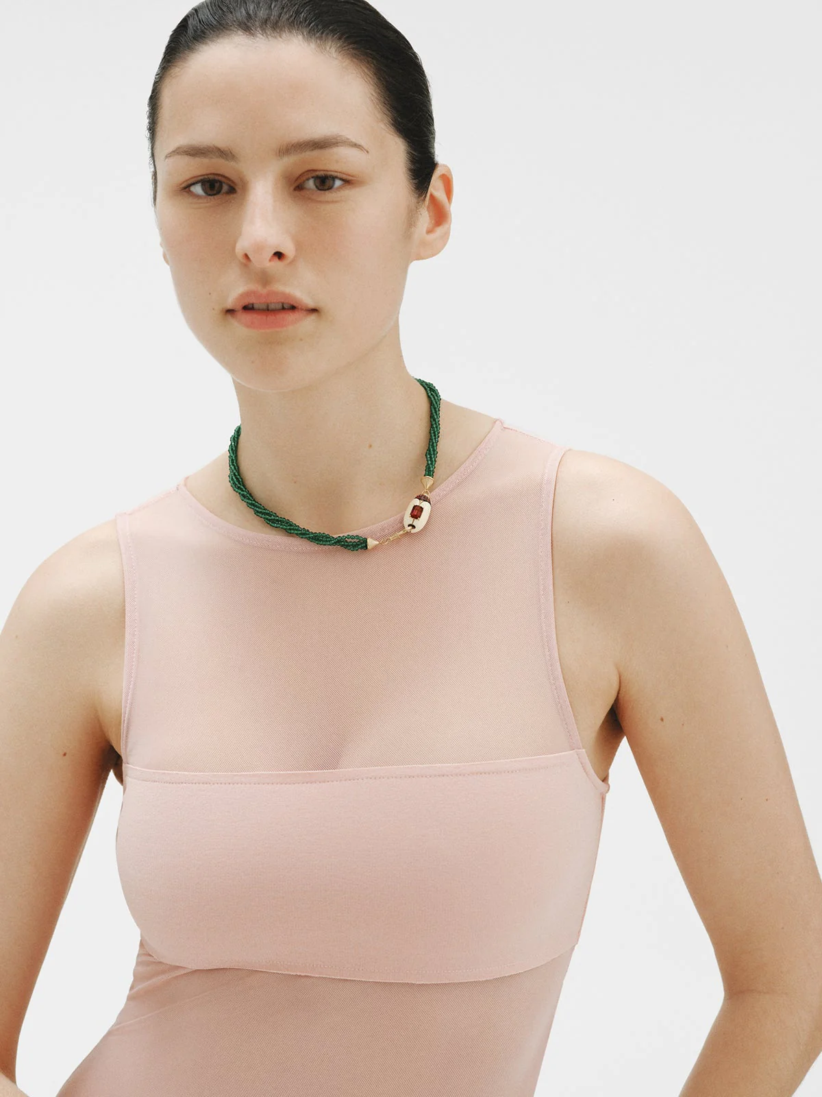 Collar bañado en oro amarillo con cuentas de cristales verdes y forma de escarabajo con cristales rojos - Image 6