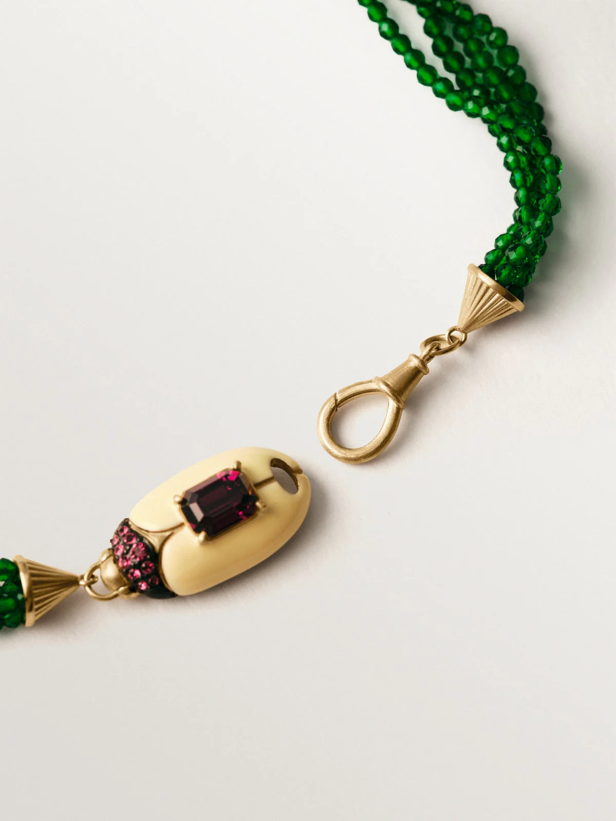 Collar bañado en oro amarillo con cuentas de cristales verdes y forma de escarabajo con cristales rojos - Image 7