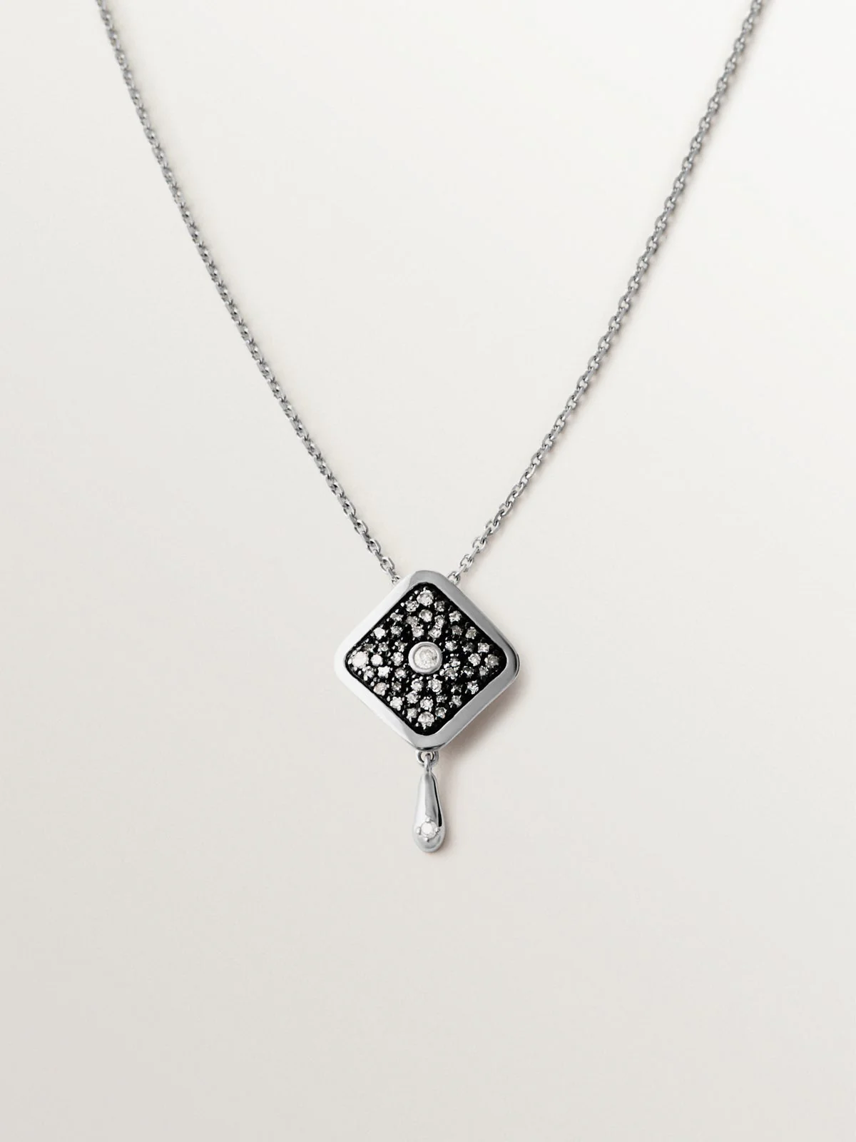 Collar de oro blanco de 9K con forma de rombo y diamantes