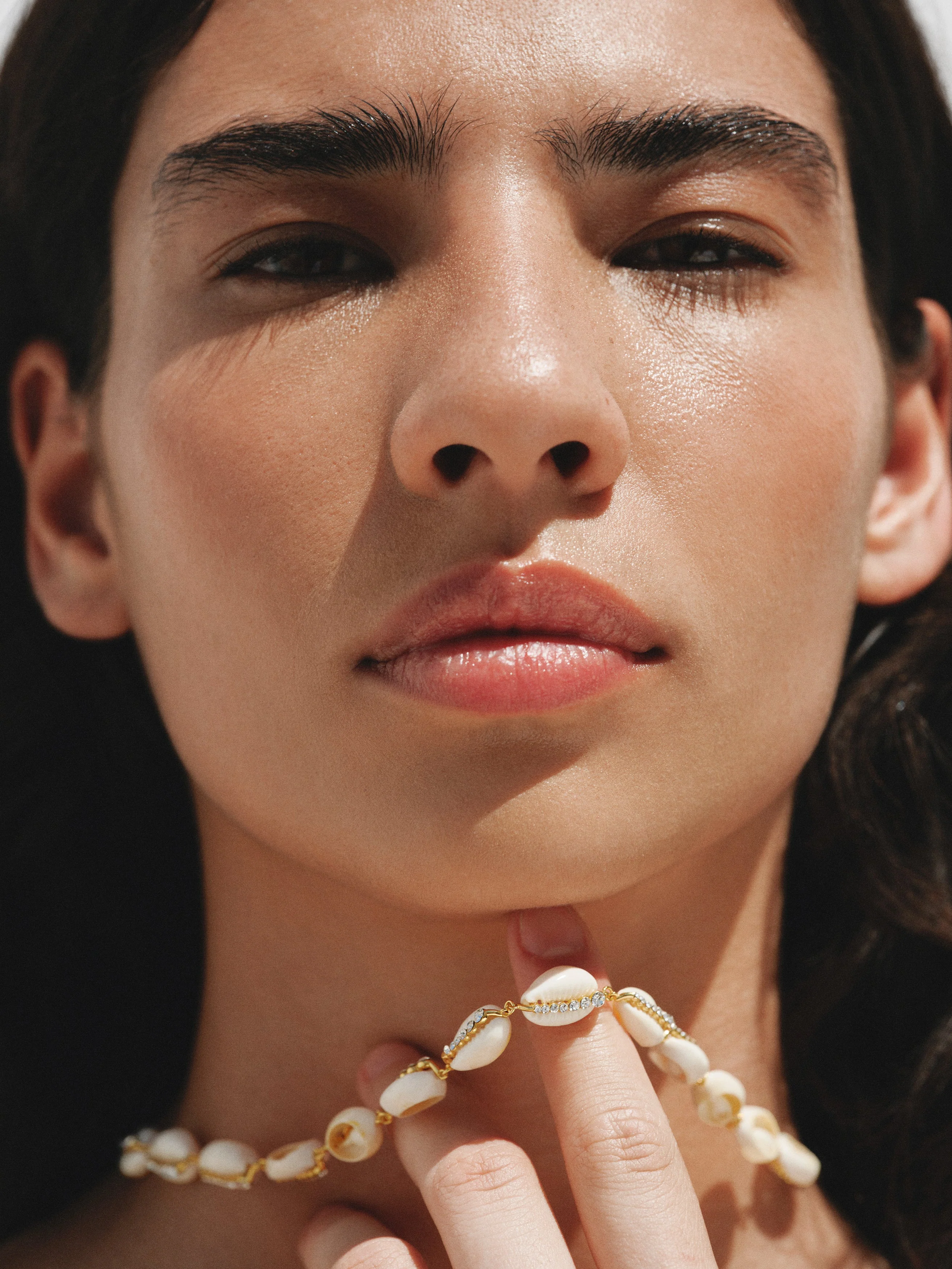 Collar de plata 925 bañada en oro amarillo de 18K con conchas blancas y cristales - Image 2