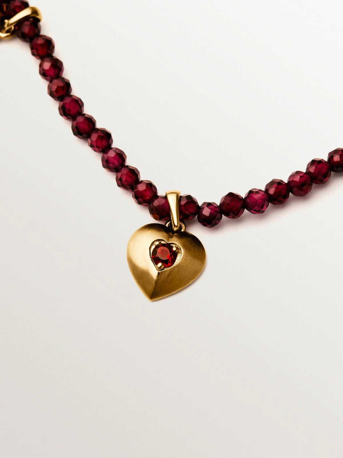 Collar de plata bañada en oro amarillo de 18K con cuentas de granates y motivos de corazón - Image 5