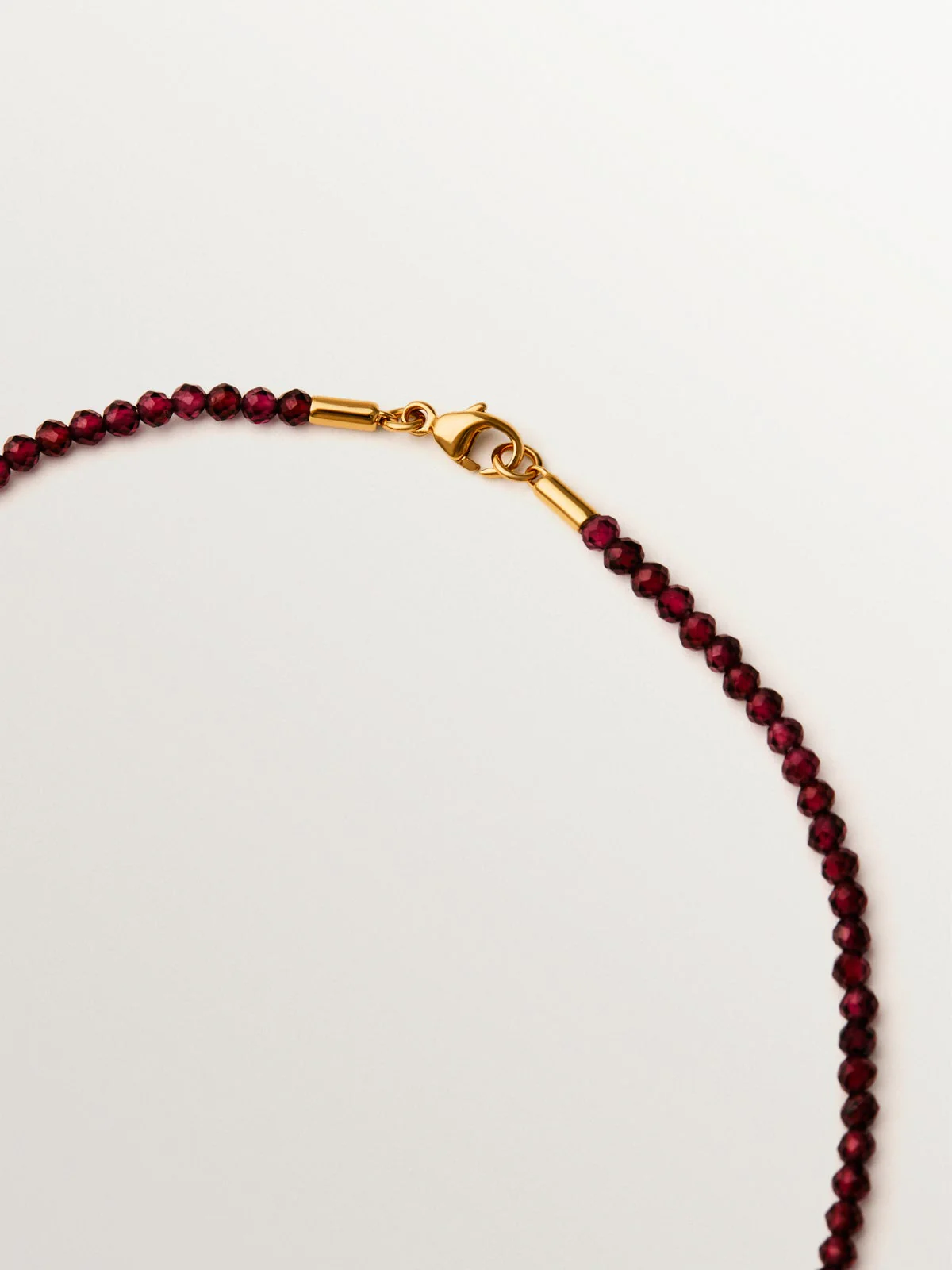 Collar de plata bañada en oro amarillo de 18K con cuentas de granates y motivos de corazón - Image 7