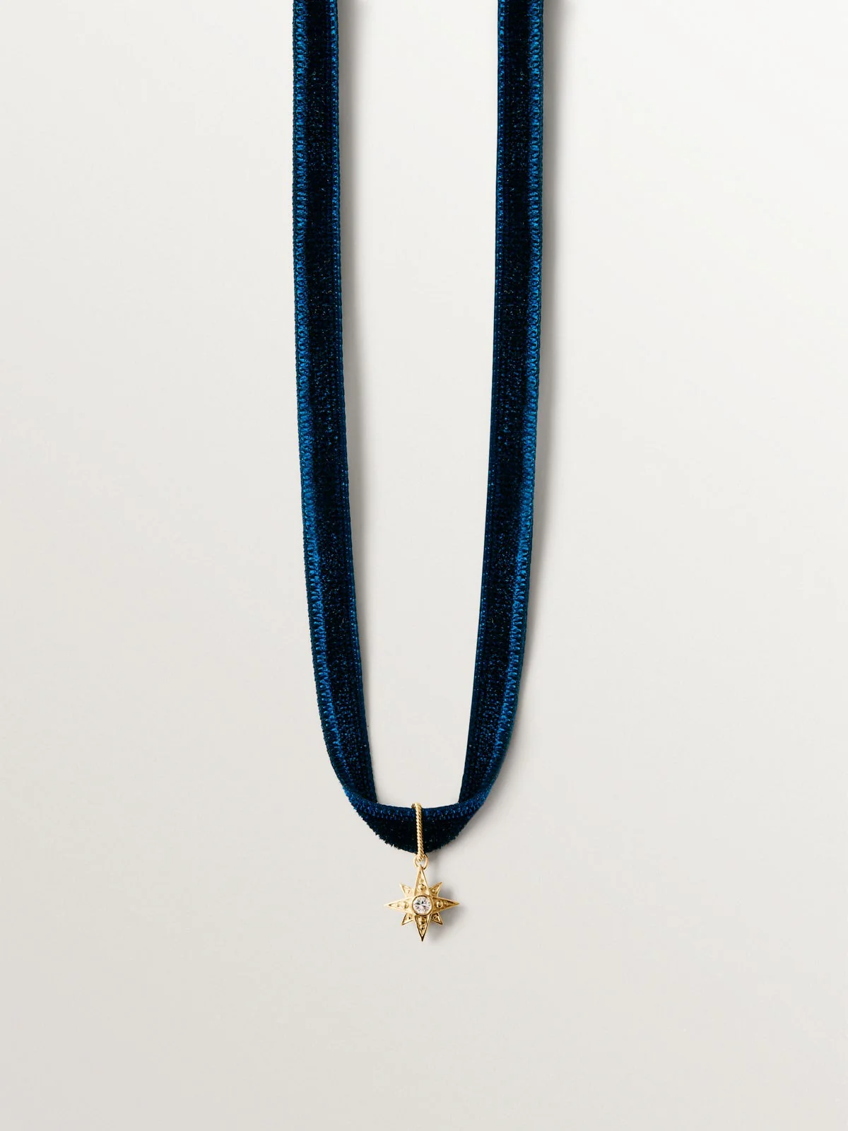 Collar de terciopelo con charm estrella de plata 925 bañada en oro amarillo de 18K y topacio blanco