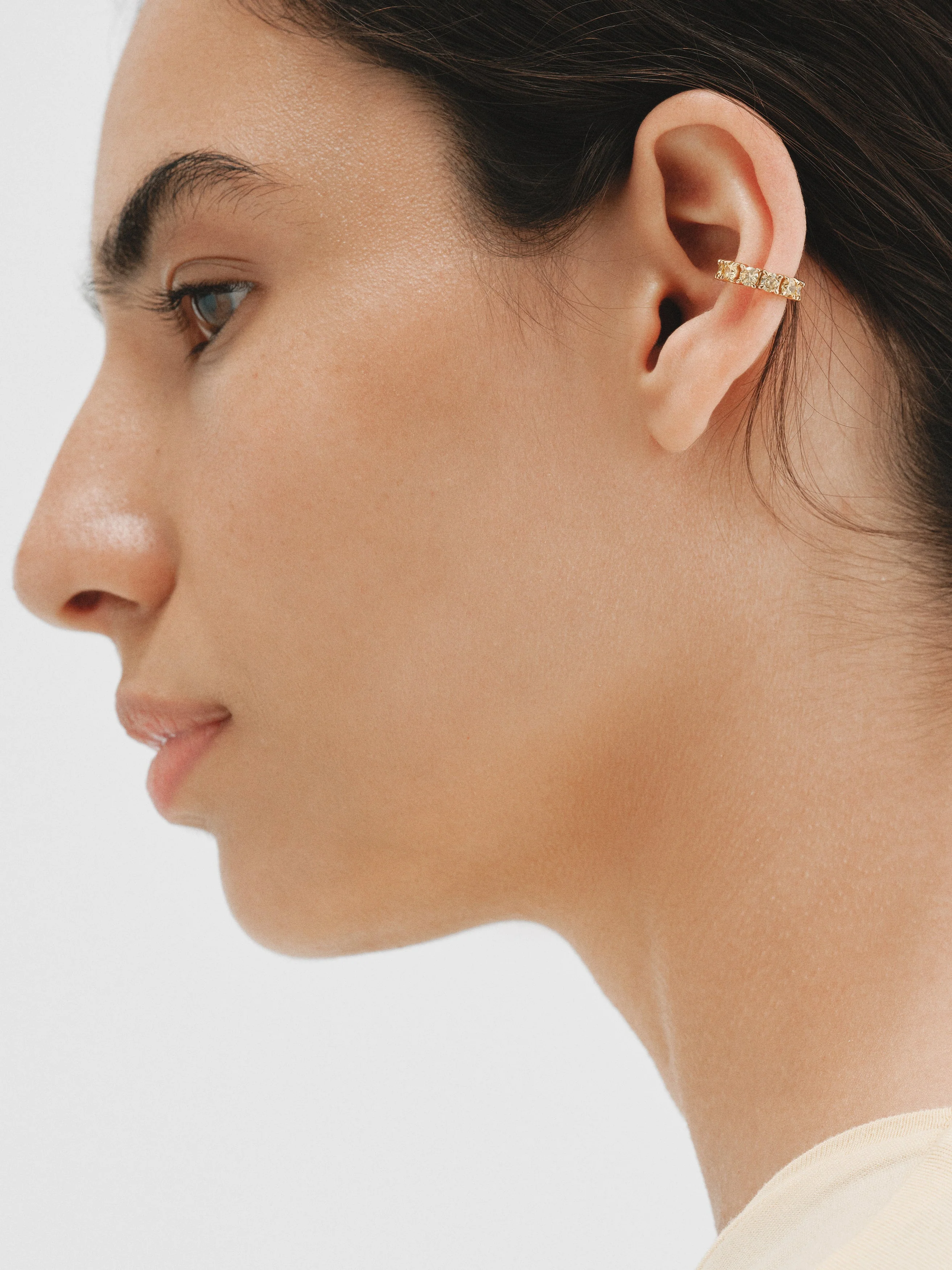 Earcuff bañado en oro amarillo con cristales amarillos - Image 3