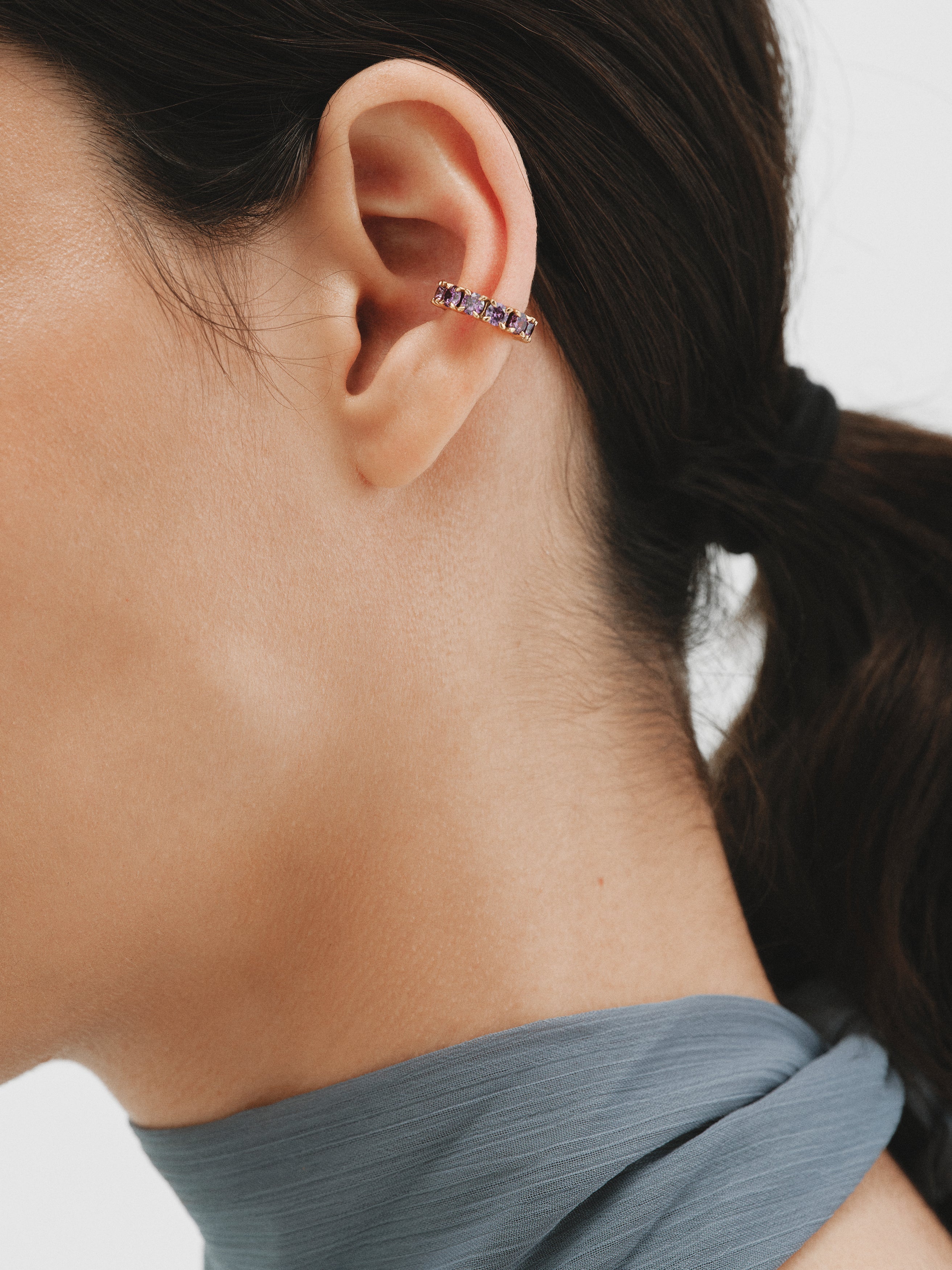 Earcuff bañado en oro amarillo con cristales morados - Image 2