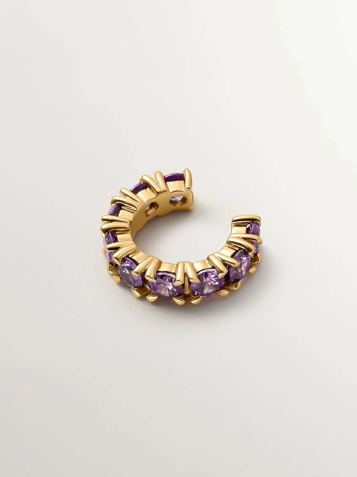 Earcuff bañado en oro amarillo con cristales morados - Image 3