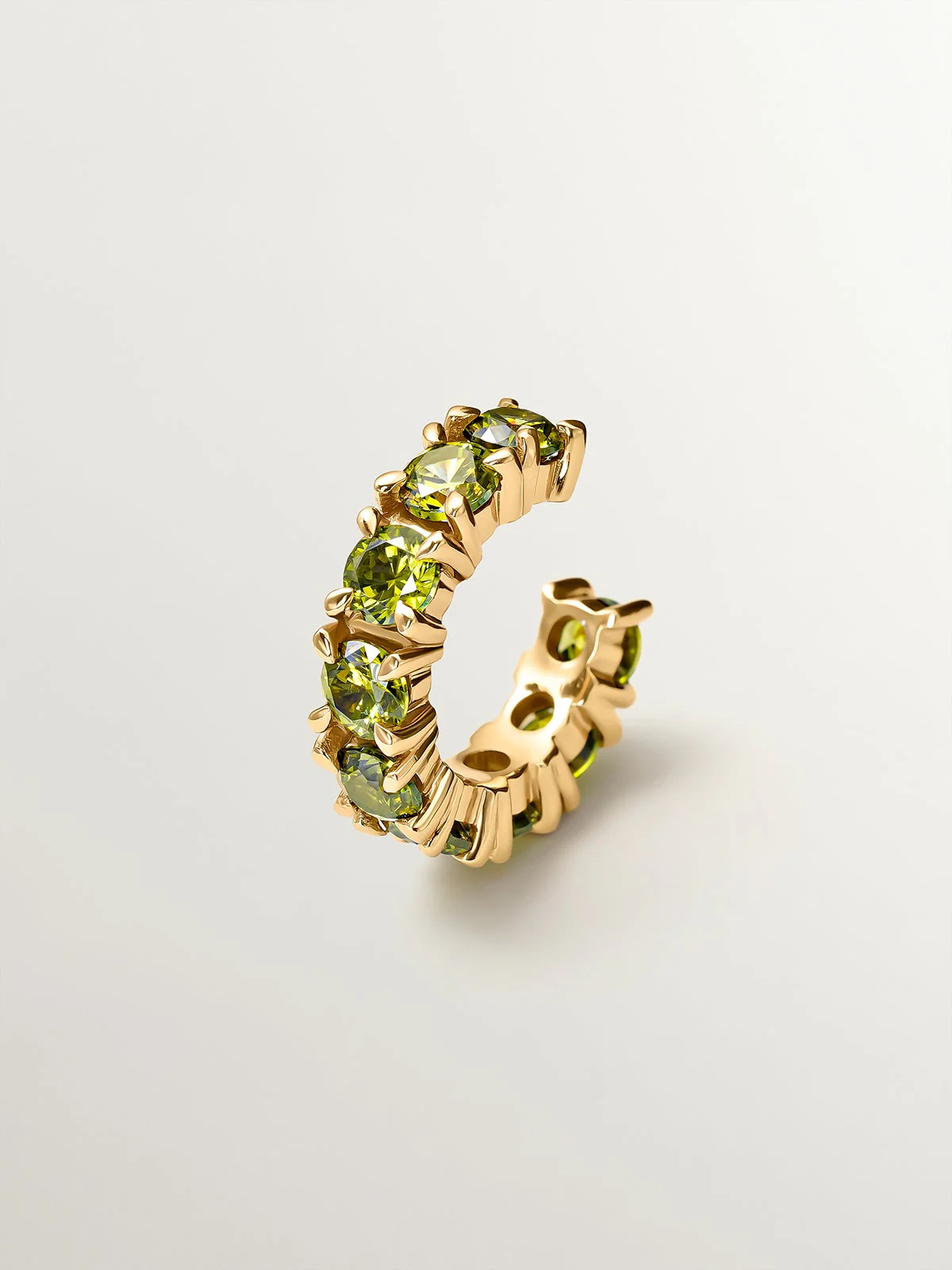 Earcuff bañado en oro amarillo con cristales verdes