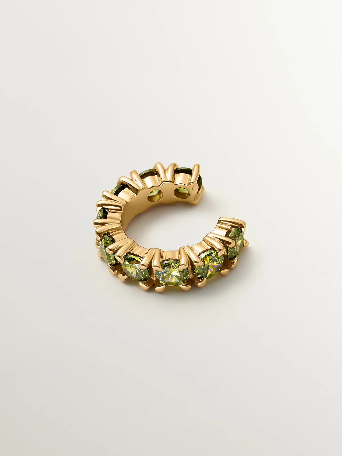 Earcuff bañado en oro amarillo con cristales verdes - Image 3