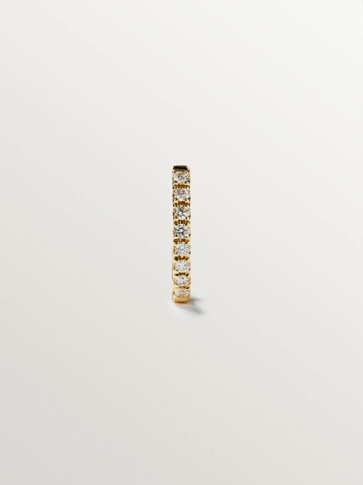 Pendiente de aro individual pequeño de oro de 18K con diamantes - Image 2