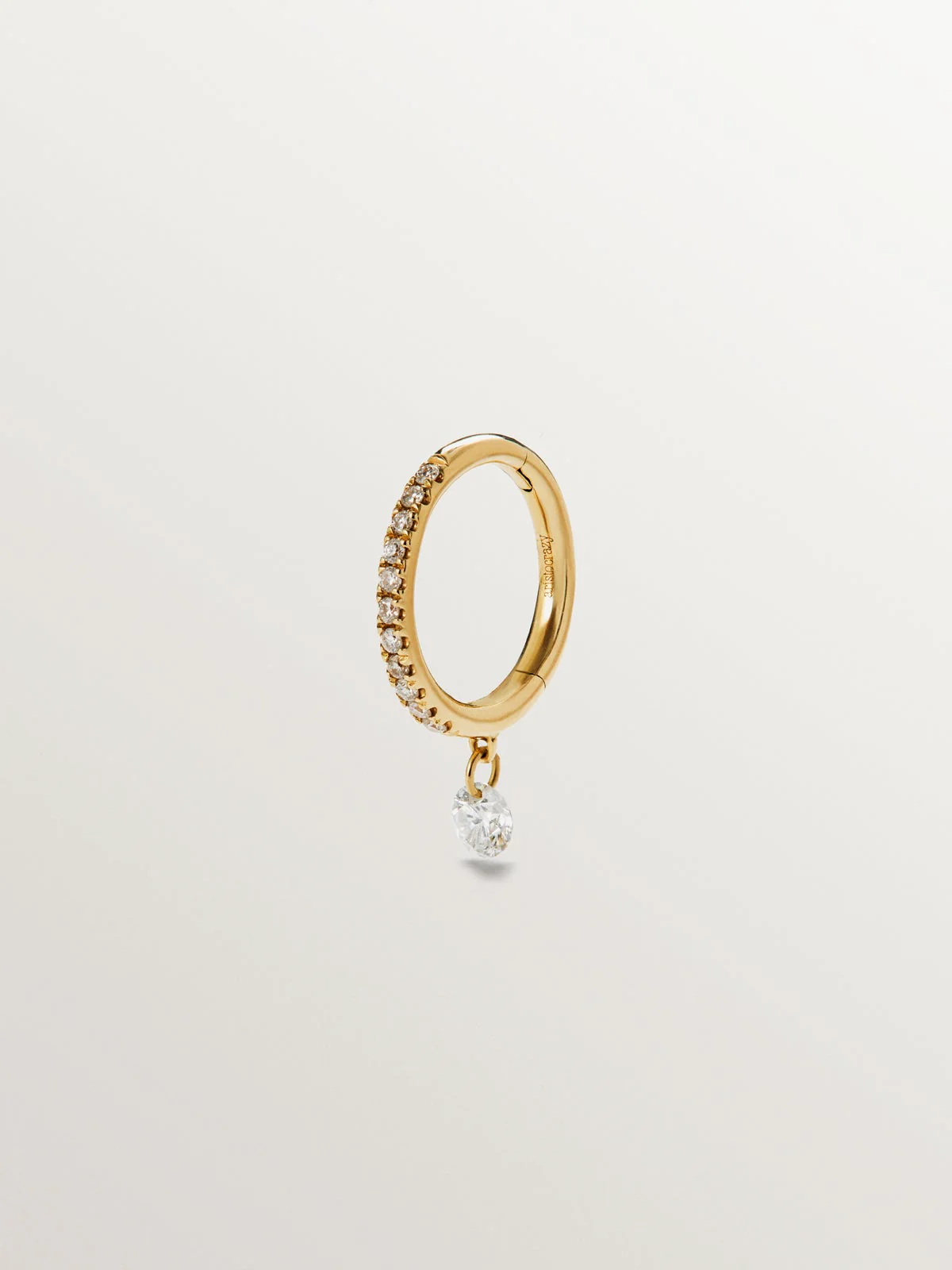 Pendiente individual de aro pequeño de oro amarillo de 18K con diamantes - Image 3