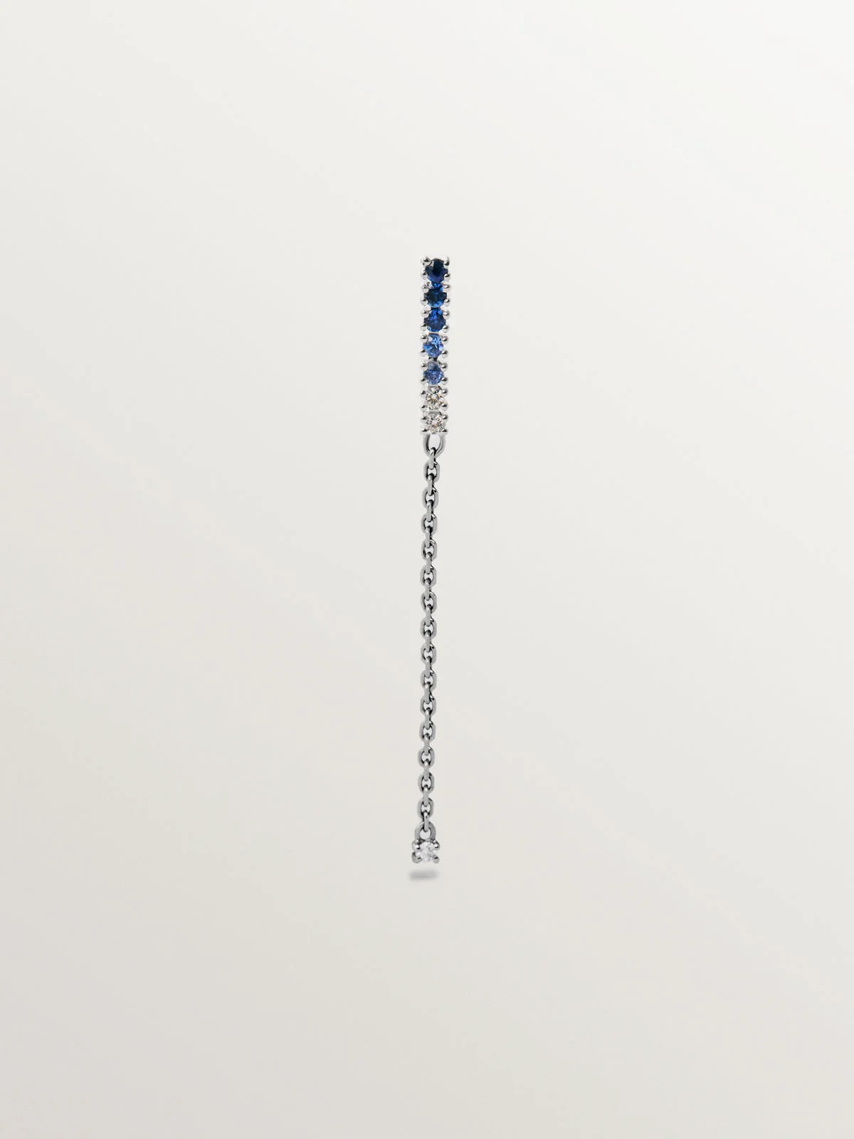 Pendiente largo individual de oro blanco de 9K con zafiros azules y diamantes