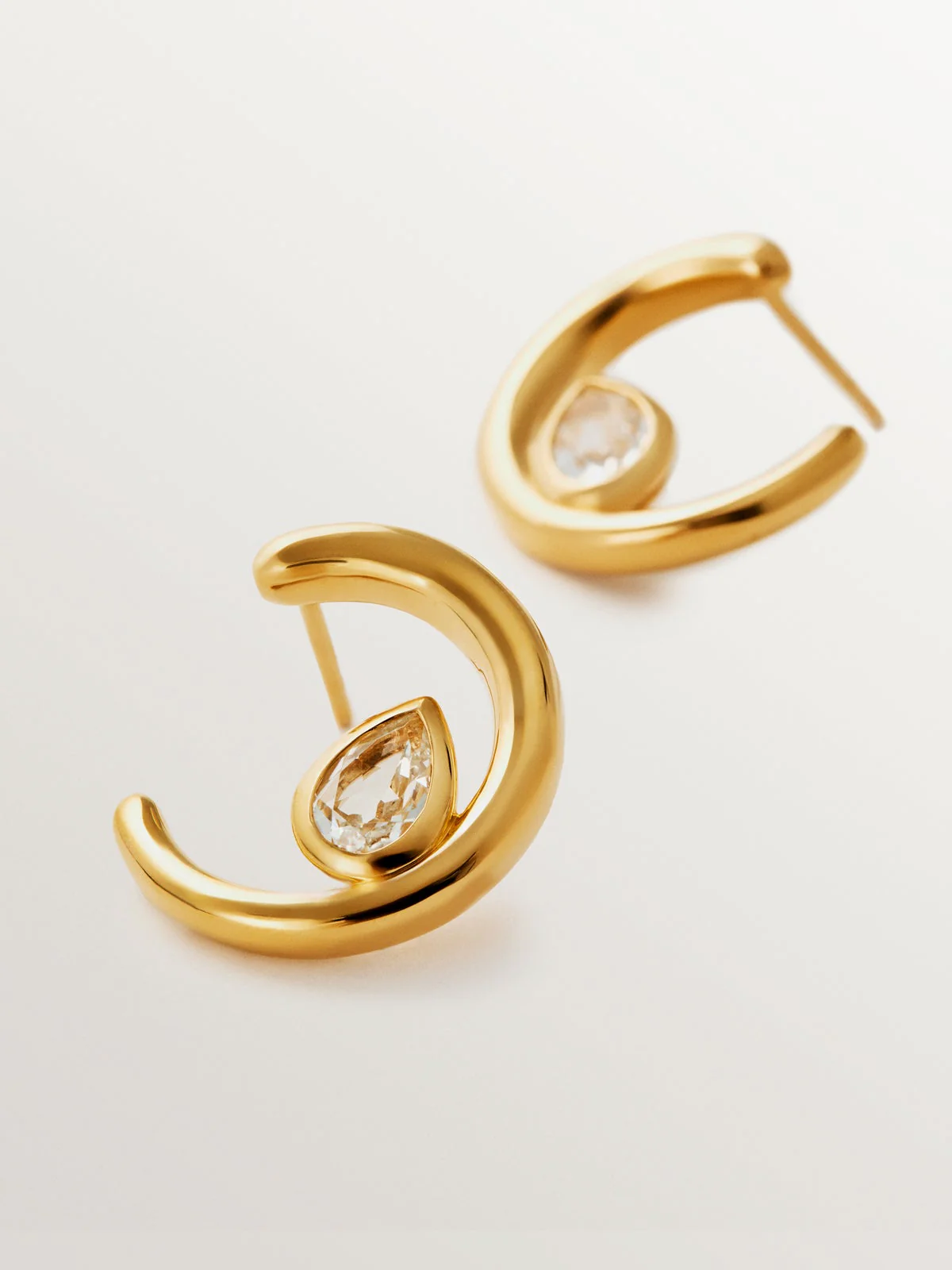 Pendientes de aro de plata 925 bañada en oro amarillo de 18K con 2 topacios blancos - Image 5