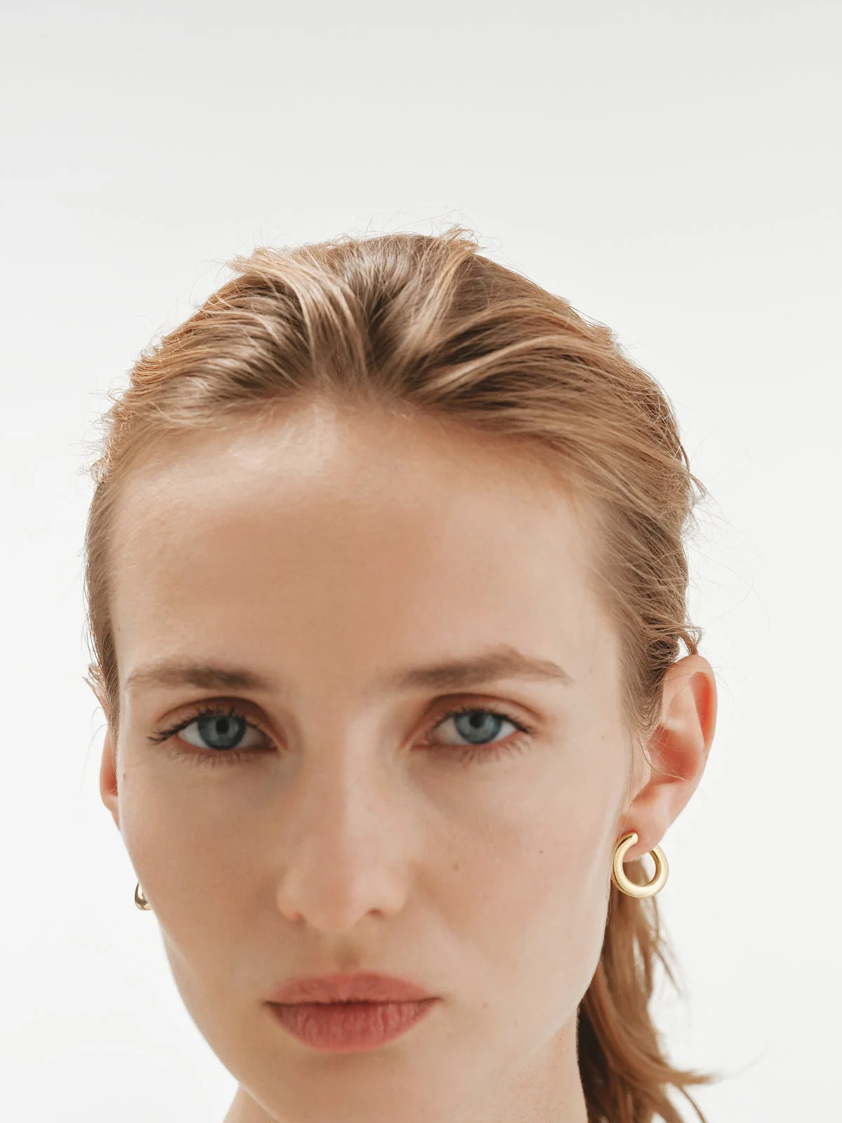 Pendientes de aro de plata 925 bañada en oro amarillo de 18K con forma irregular - Image 2