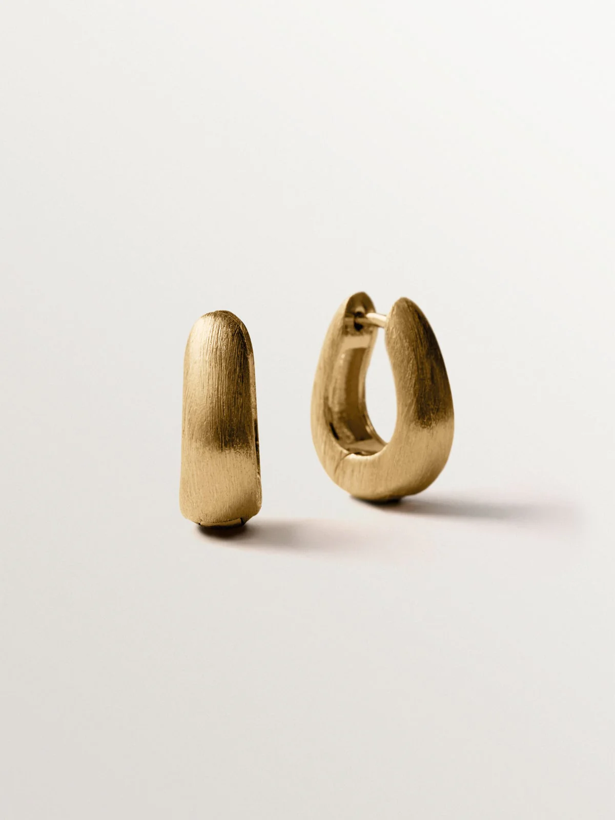 Pendientes de aro de plata 925 bañada en oro amarillo de 18K con forma ovalada