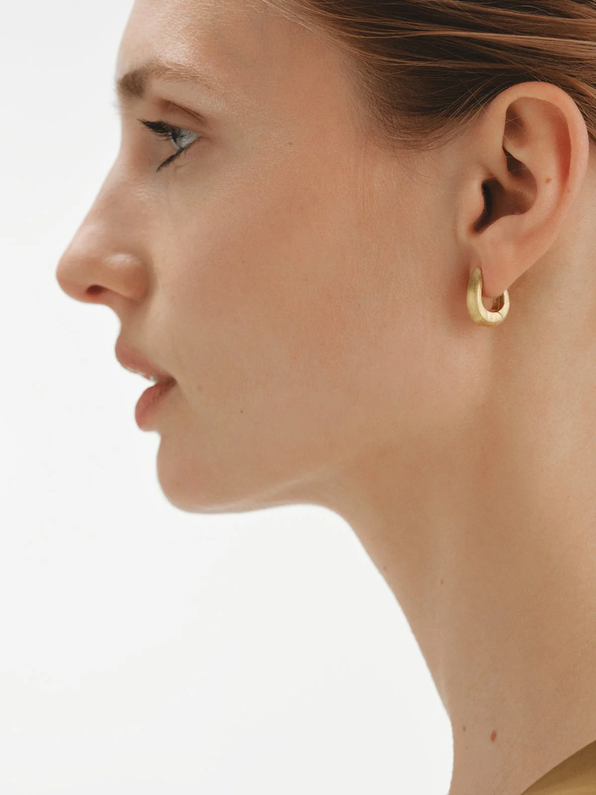 Pendientes de aro de plata 925 bañada en oro amarillo de 18K con forma ovalada - Image 2