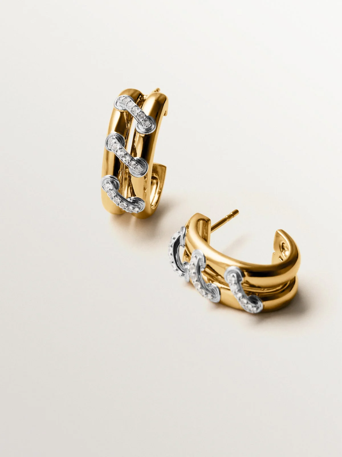 Pendientes de aro de plata 925 bañada en rodio y oro amarillo de 18K con pavé de topacios blancos - Image 5