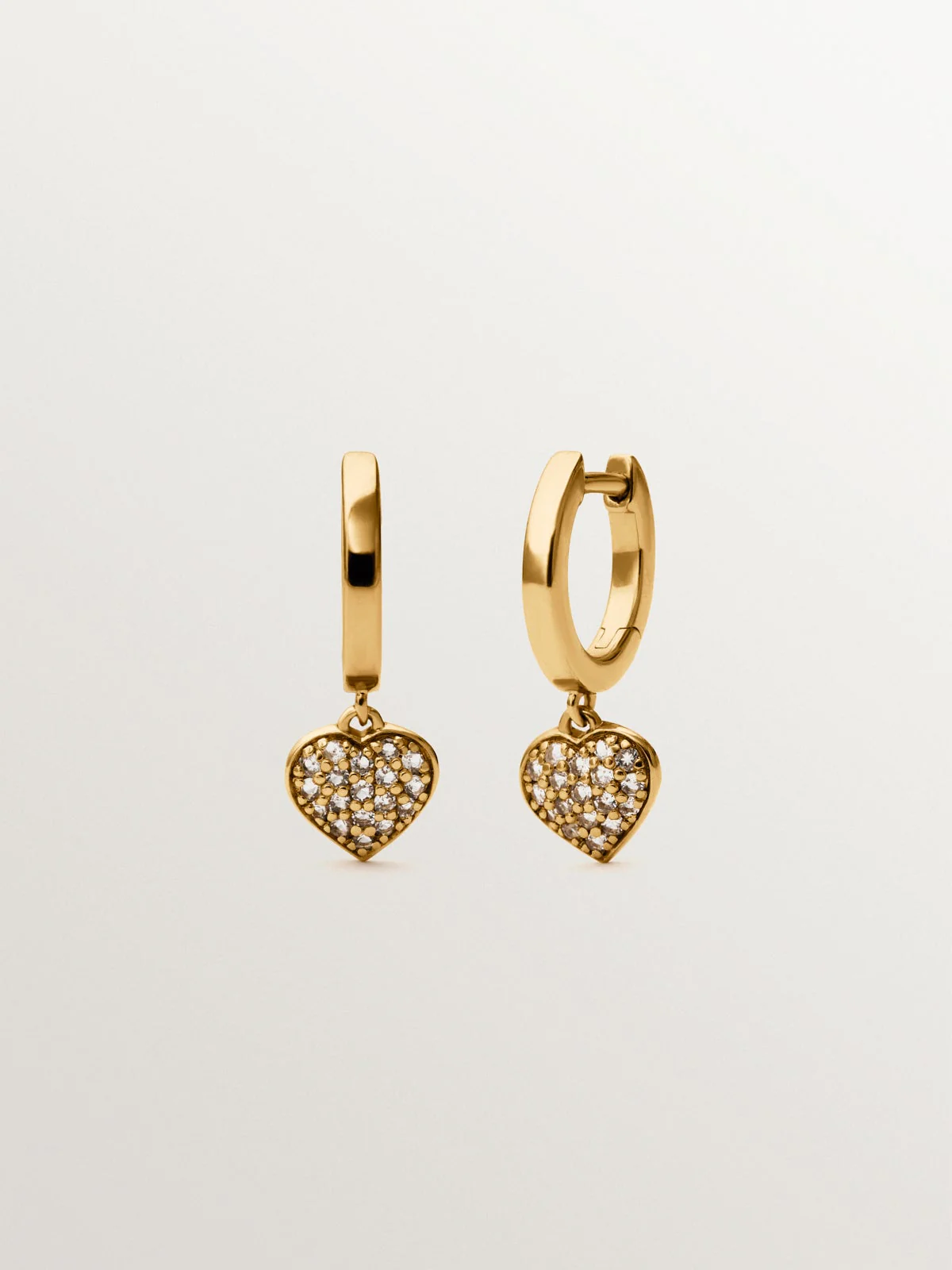 Pendientes de aro de plata bañada en oro amarillo de 18K, topacios blancos y forma de corazón - Image 3