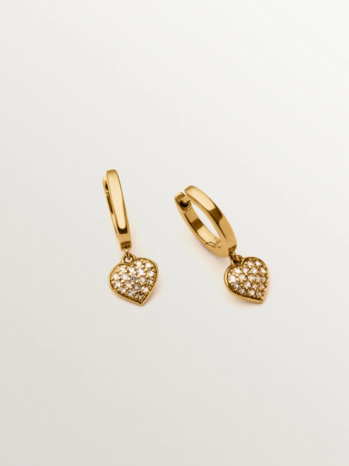 Pendientes de aro de plata bañada en oro amarillo de 18K, topacios blancos y forma de corazón - Image 7