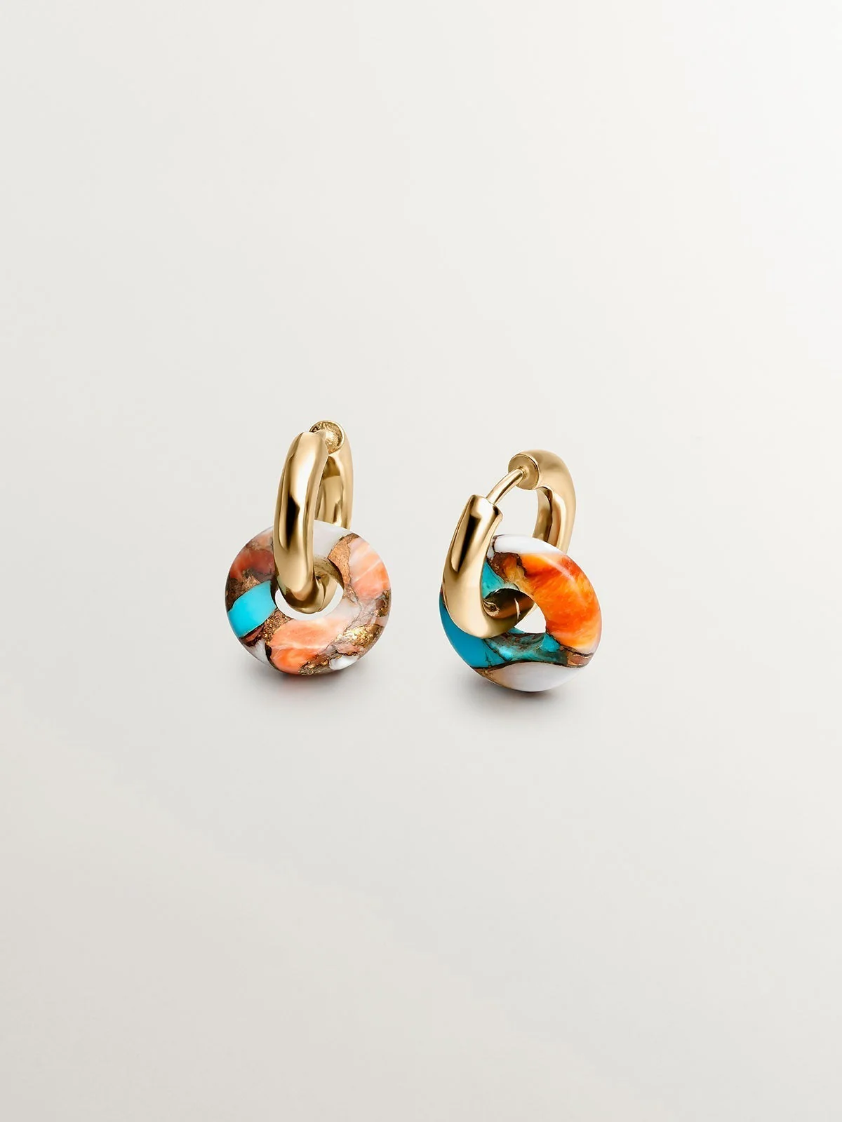 Pendientes de aro medianos de plata 925 bañada en oro amarillo de 18K con turquesa multicolor
