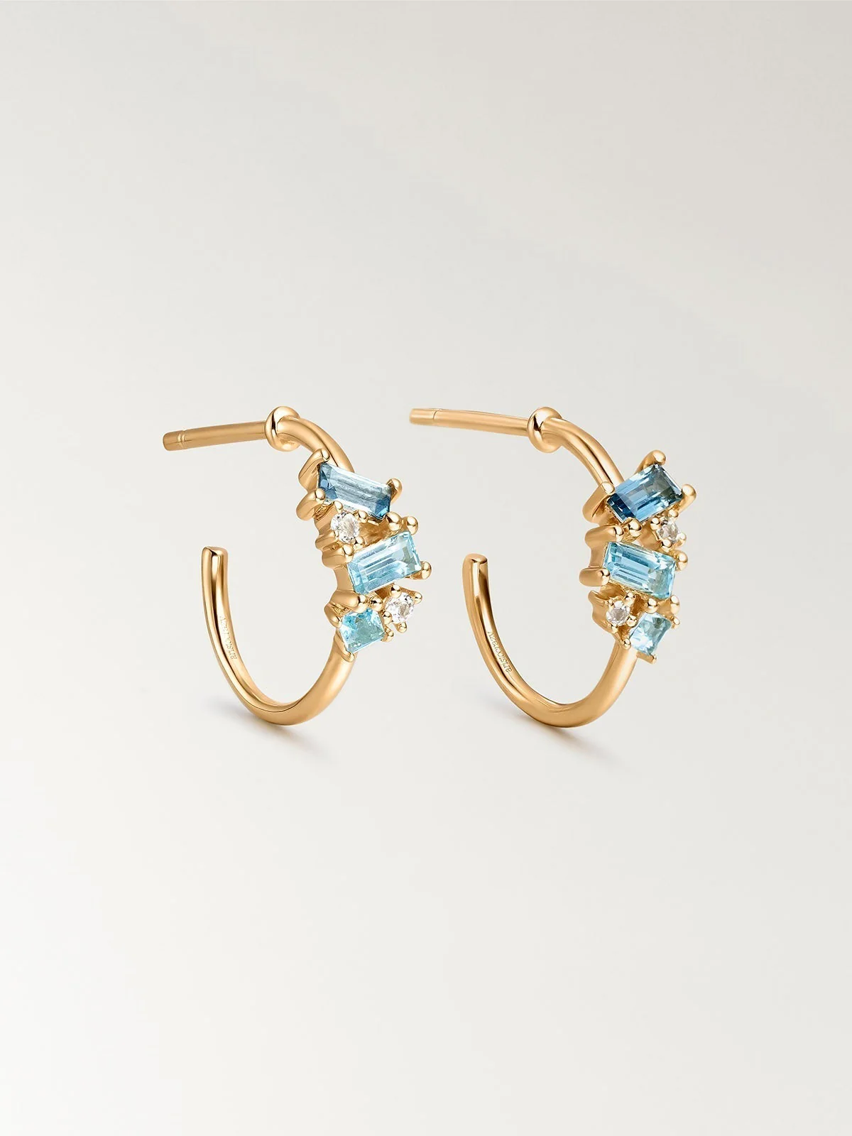 Pendientes de aro pequeños de plata 925 bañada en oro amarillo de 18K con topacios azules y blancos