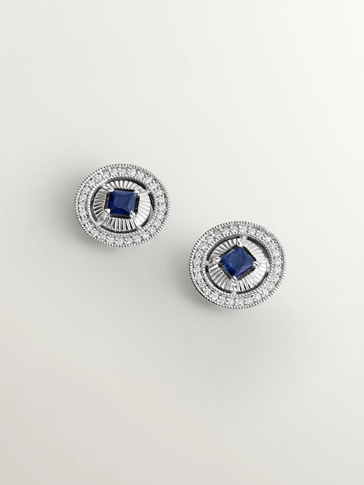 Pendientes de oro blanco de 18K con diamantes en talla brillante y zafiros azules en talla princesa - Image 3