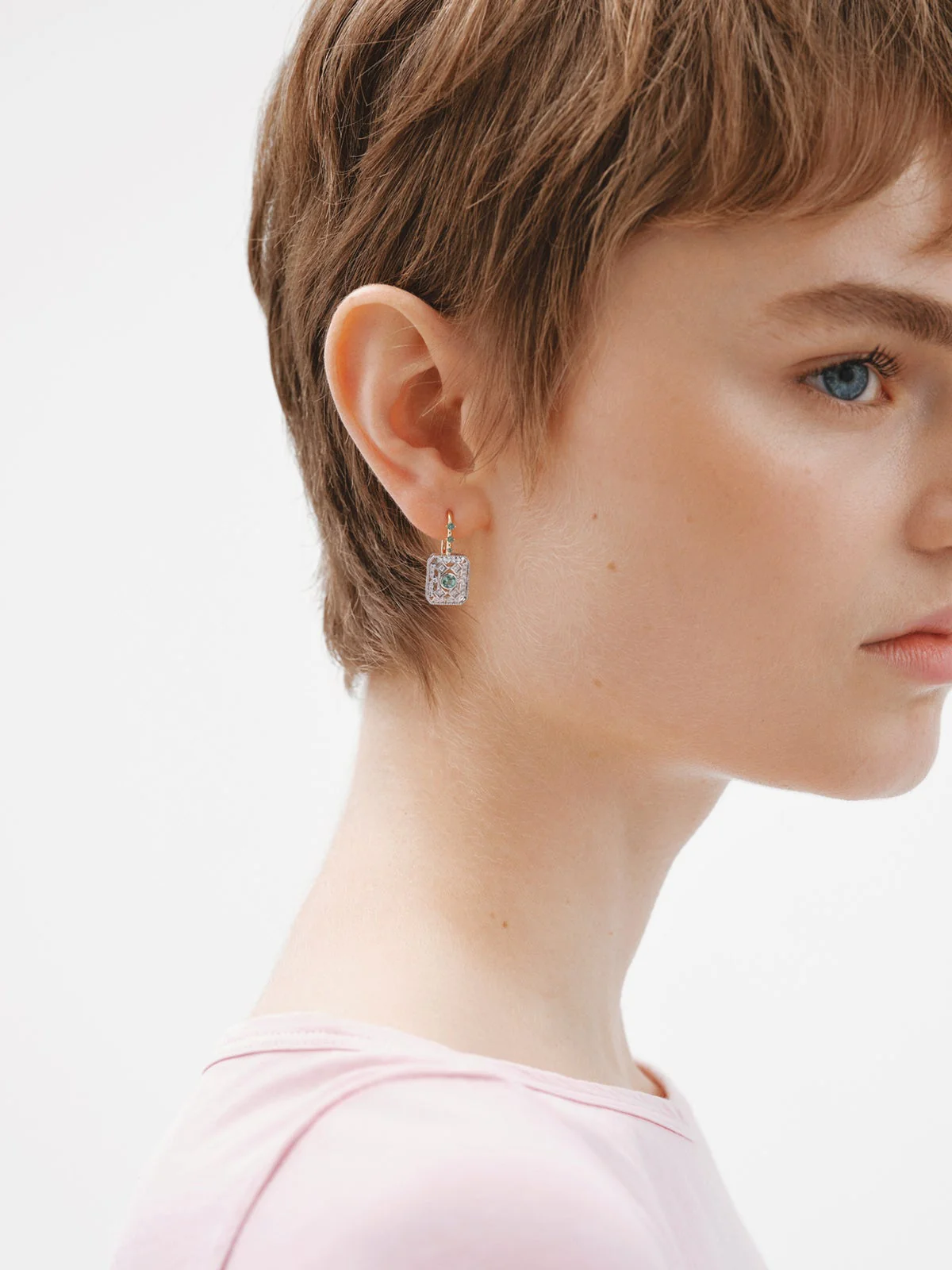 Pendientes de oro blanco y amarillo de 18K con diamantes en talla brillante y esmeraldas en talla brillante - Image 4