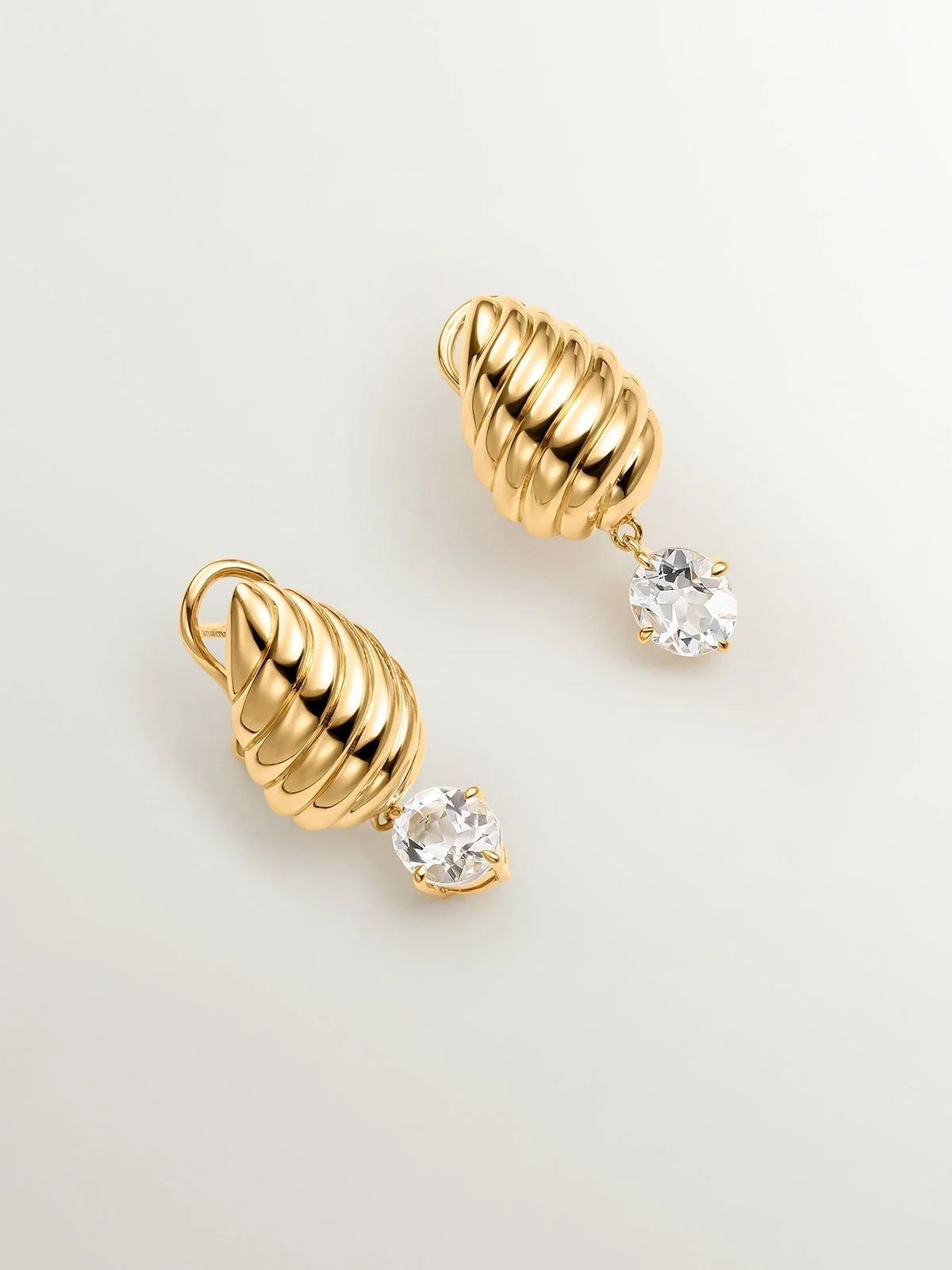 Pendientes de plata 925 bañada en oro amarillo de 18K con textura y cuarzo blanco