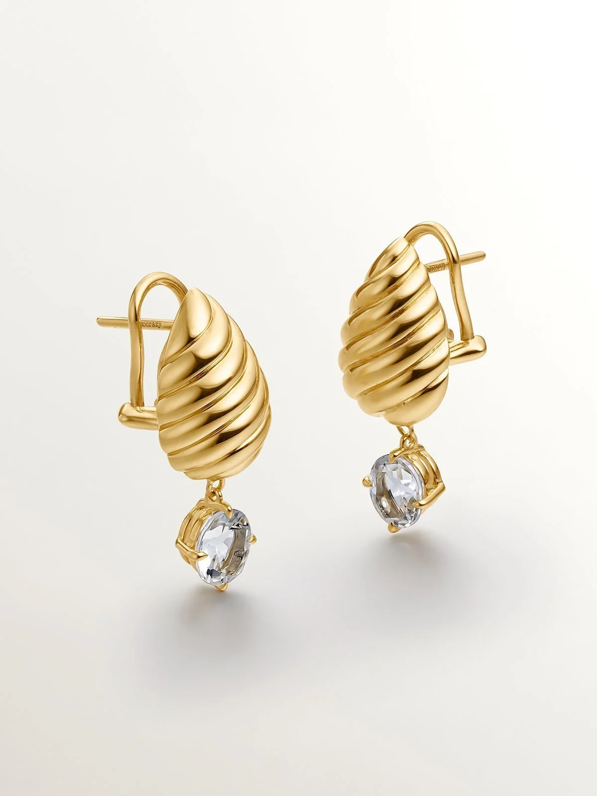 Pendientes de plata 925 bañada en oro amarillo de 18K con textura y cuarzo blanco - Image 3