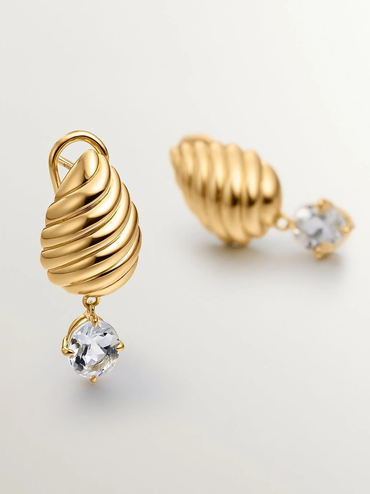 Pendientes de plata 925 bañada en oro amarillo de 18K con textura y cuarzo blanco - Image 5