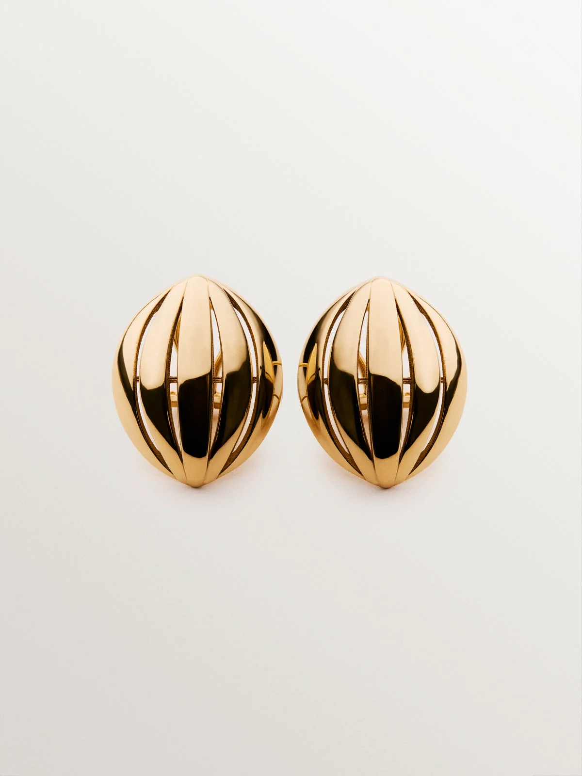 Pendientes de plata 925 bañados en oro de 18k y forma ovalada