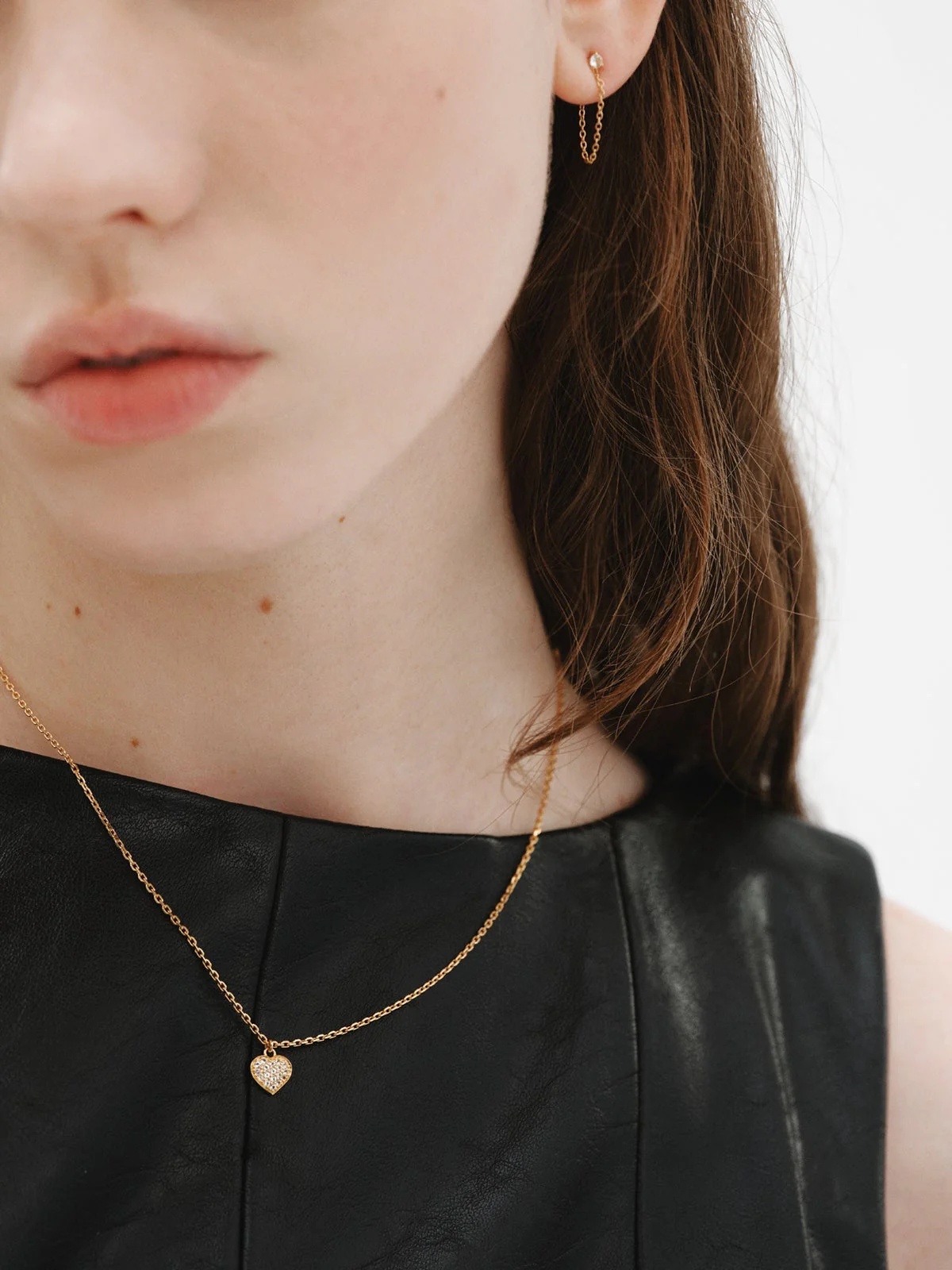 Pendientes de plata bañada en oro amarillo de 18K con topacios blancos y cadena - Image 4