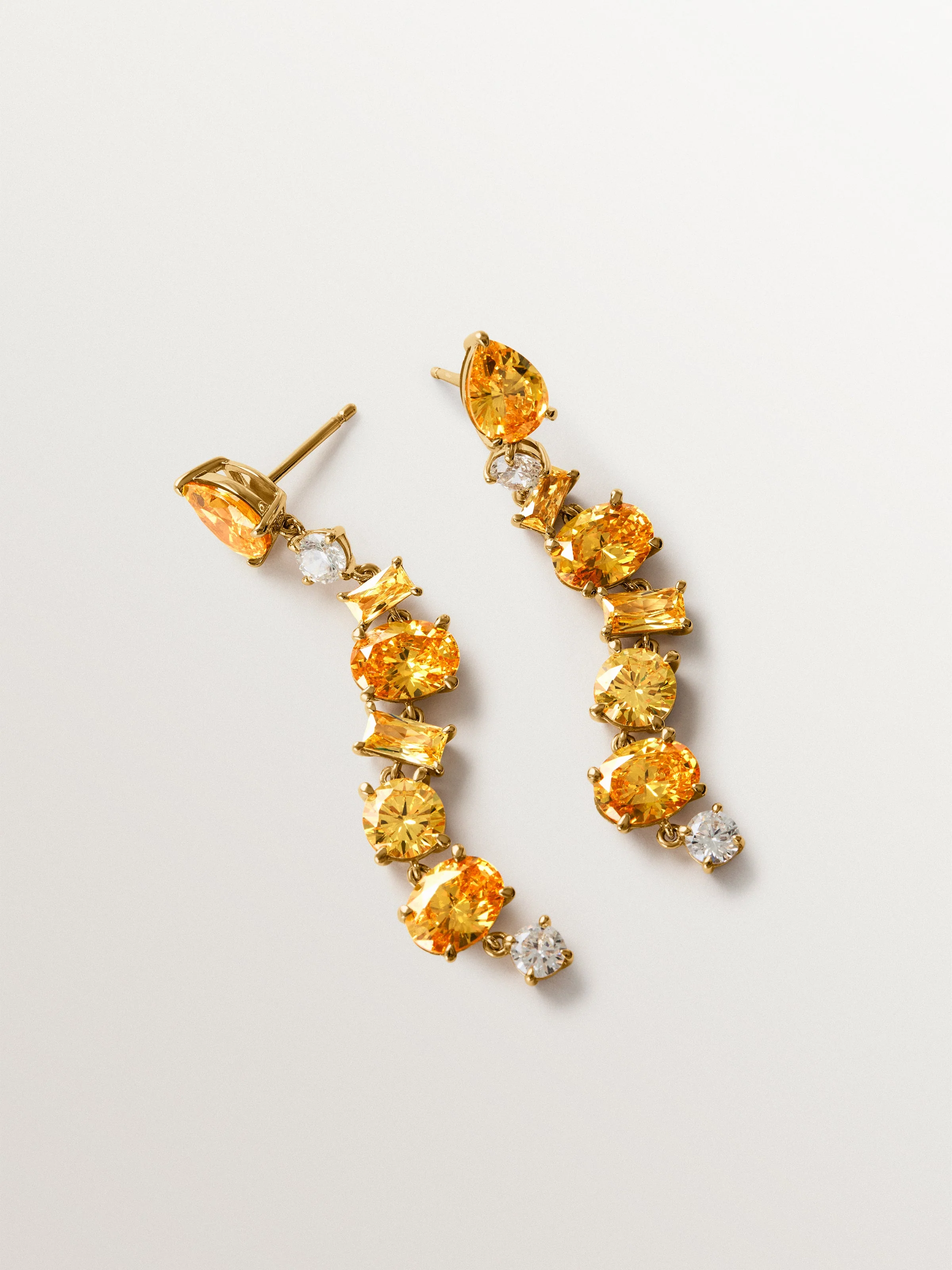 Pendientes largos bañados en oro amarillo con cristales amarillos - Image 5
