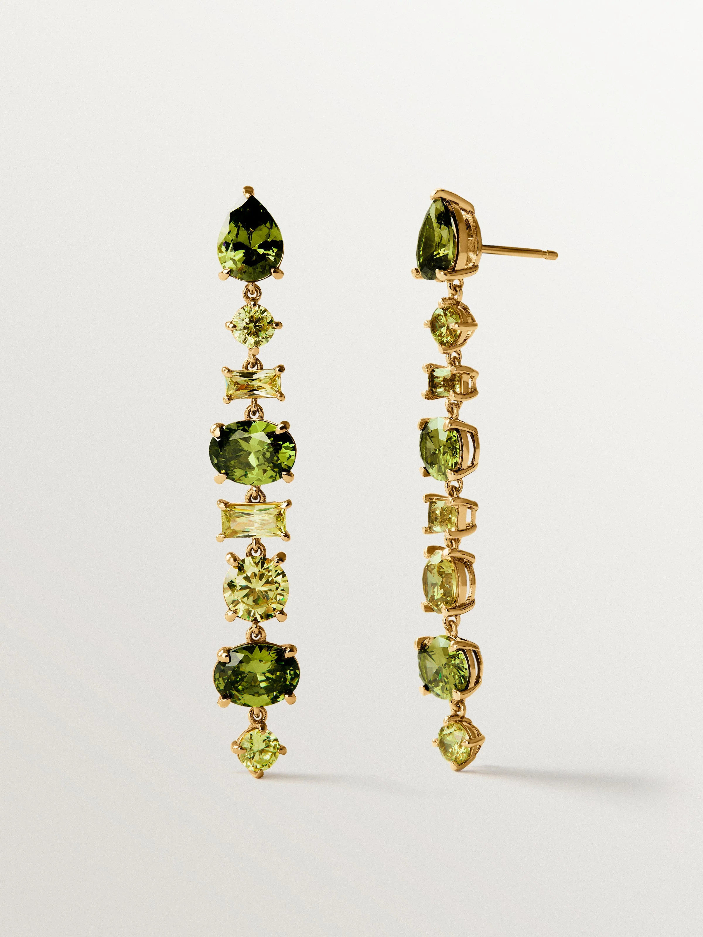 Pendientes largos bañados en oro amarillo con cristales verdes - Image 3