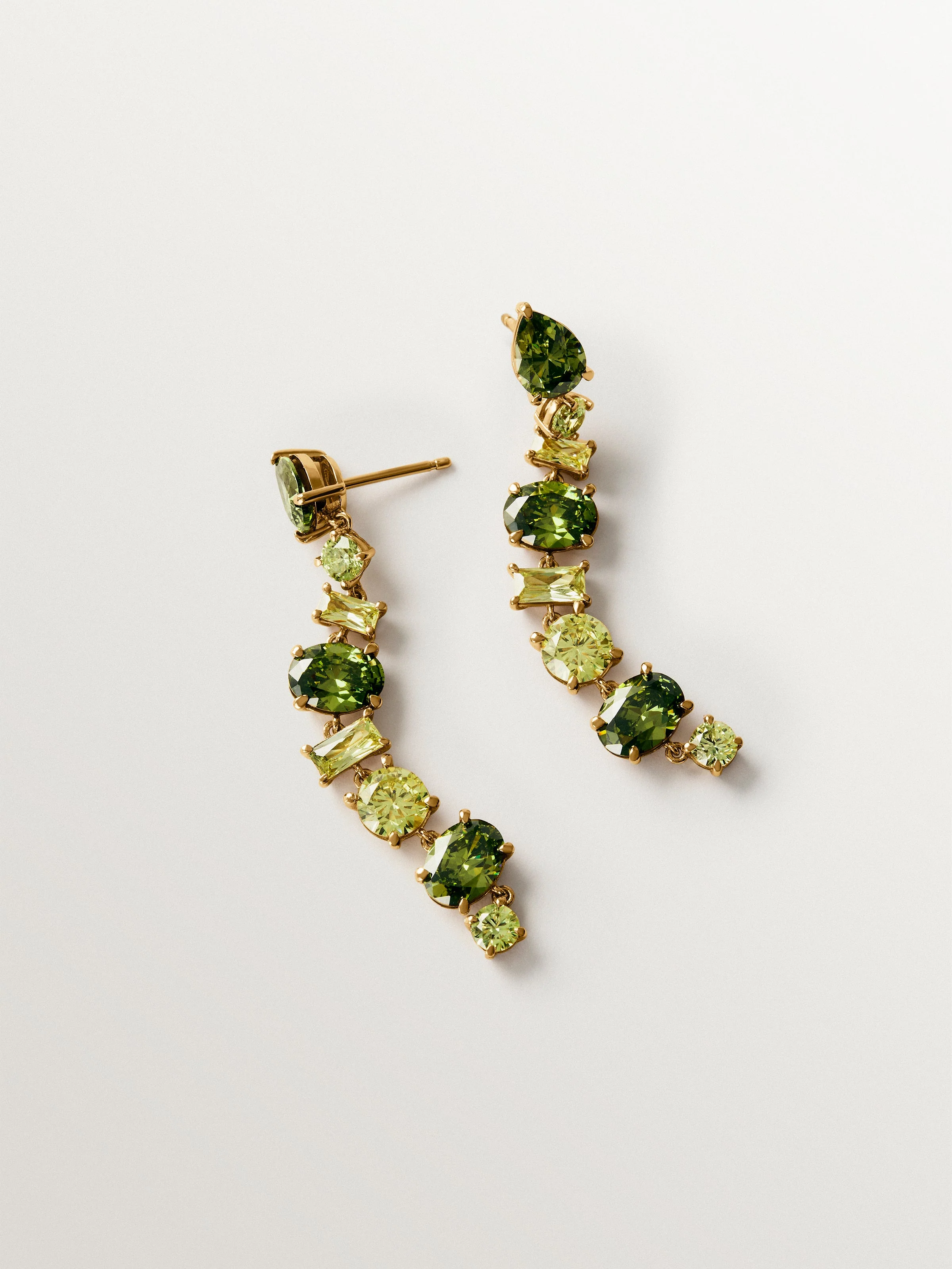 Pendientes largos bañados en oro amarillo con cristales verdes - Image 5