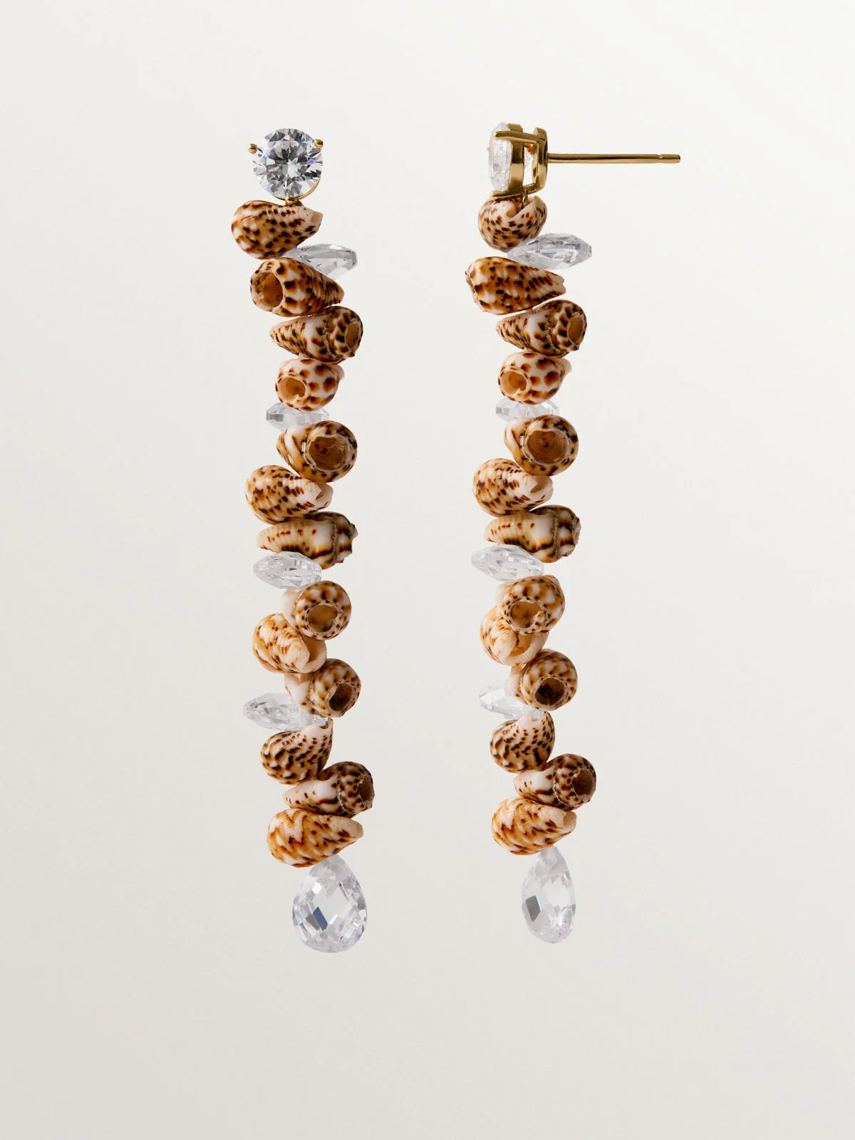 Pendientes largos de plata 925 bañada en oro amarillo de 18K con conchas marrones y cristales