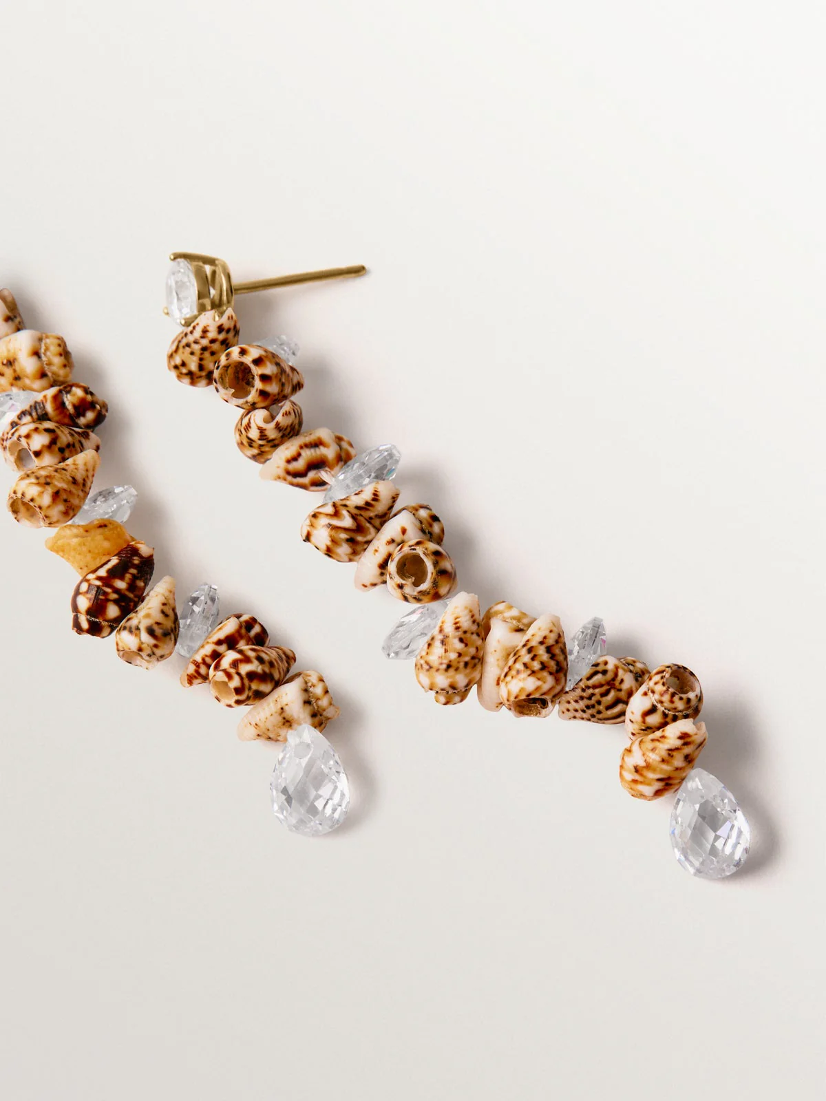 Pendientes largos de plata 925 bañada en oro amarillo de 18K con conchas marrones y cristales - Image 3