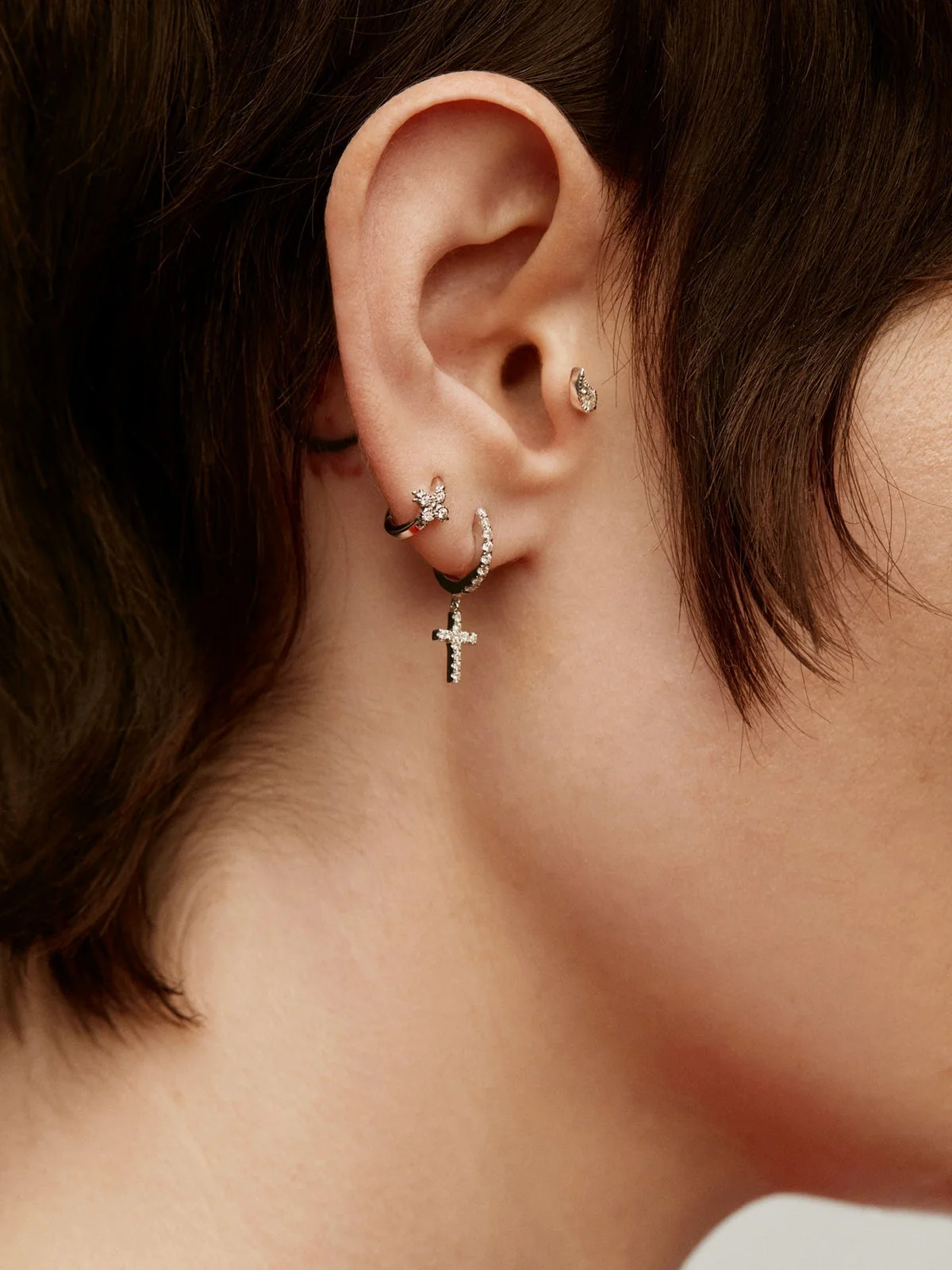 Piercing de oro blanco de 18K con diamantes y forma de gota - Image 7