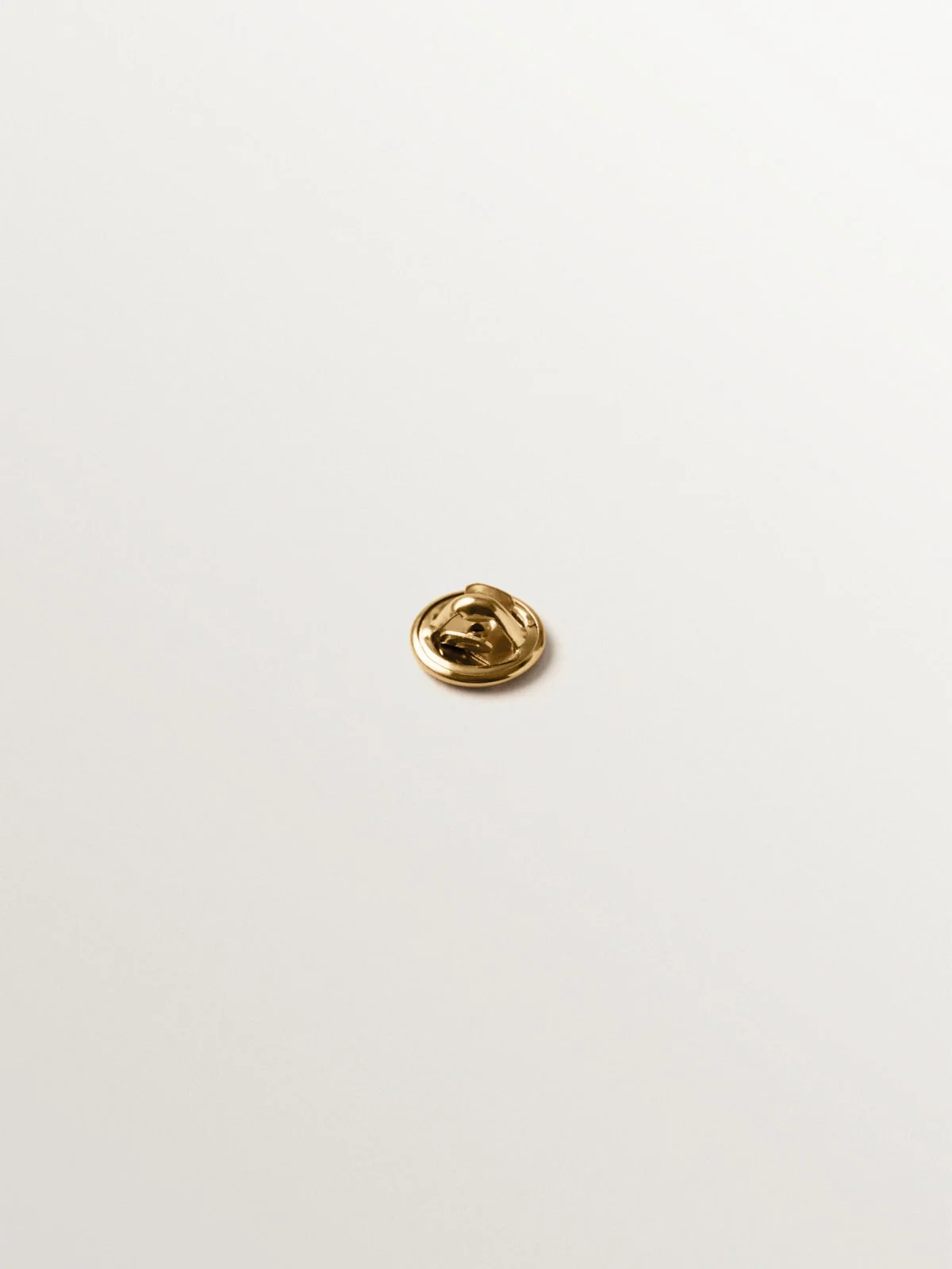 Pin bañado en oro amarillo con cristal y forma de hormiga - Image 3