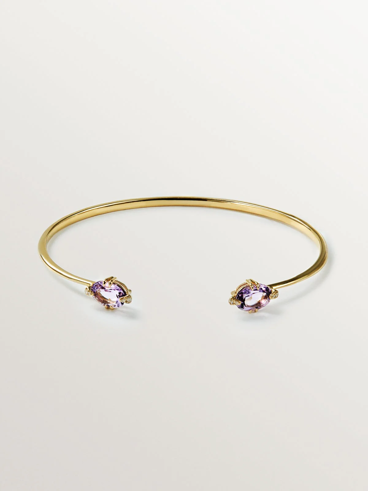 Pulsera abierta de oro amarillo de 9K con amatistas rosas y diamantes